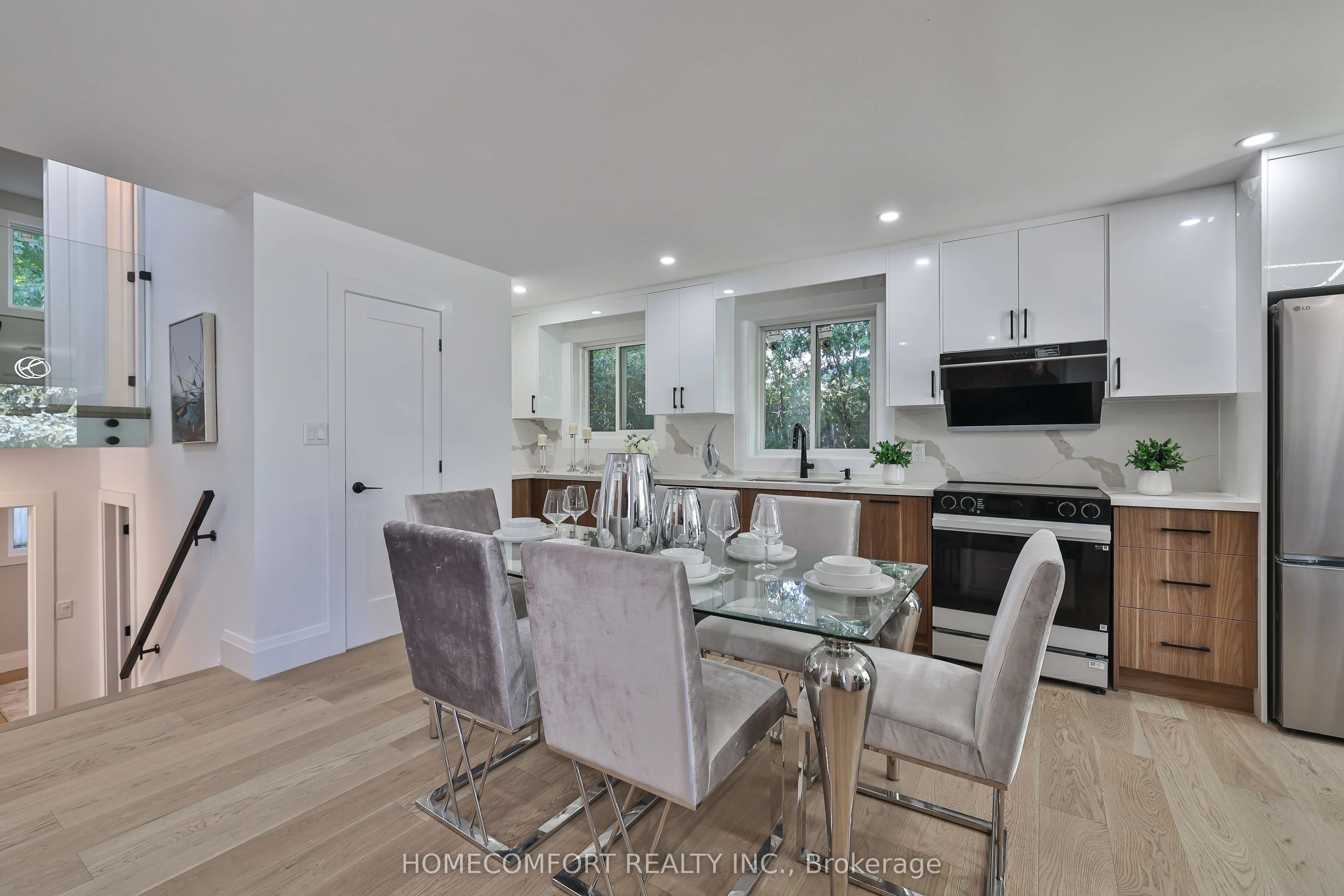 33 Clansman Boulevard