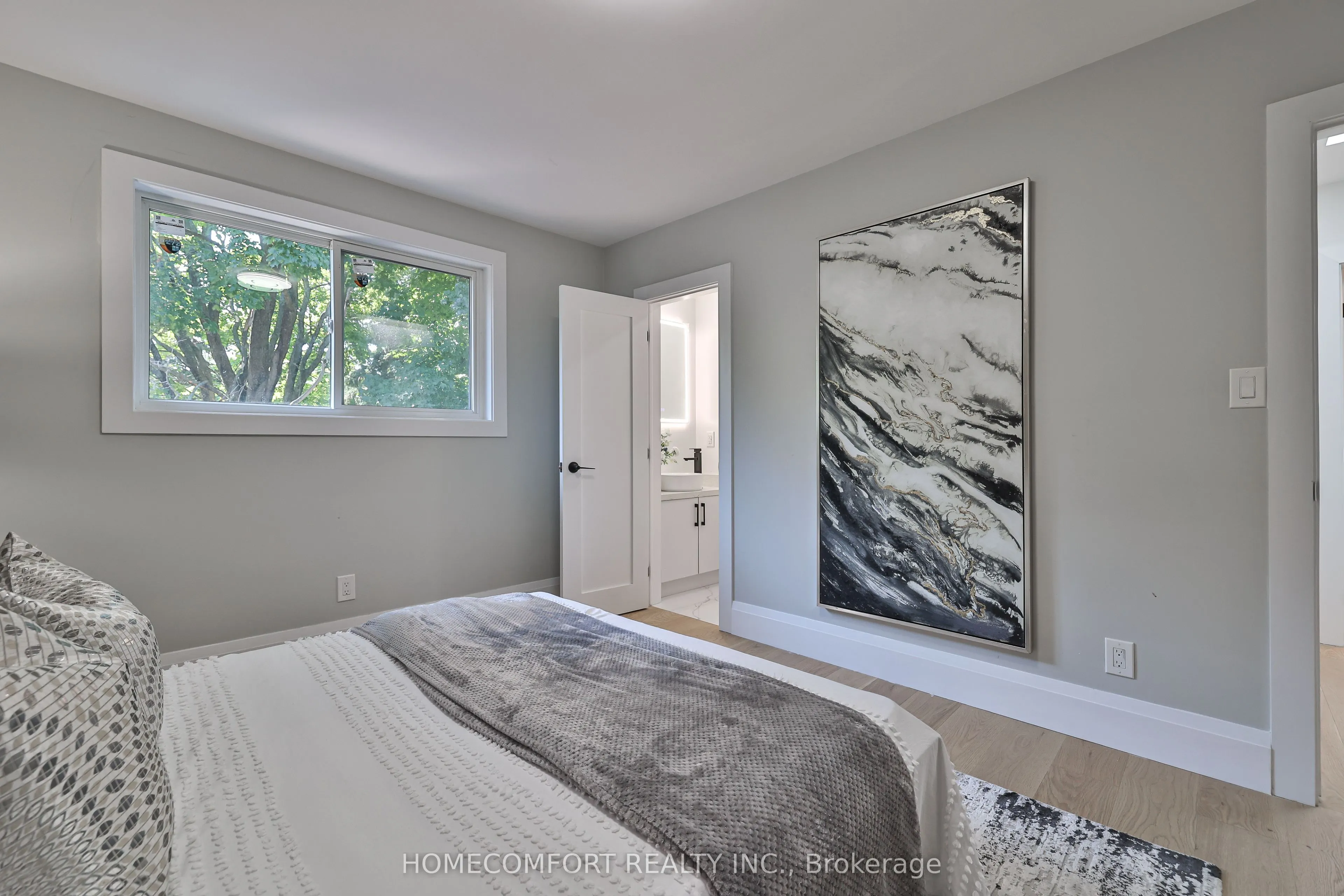 33 Clansman Boulevard