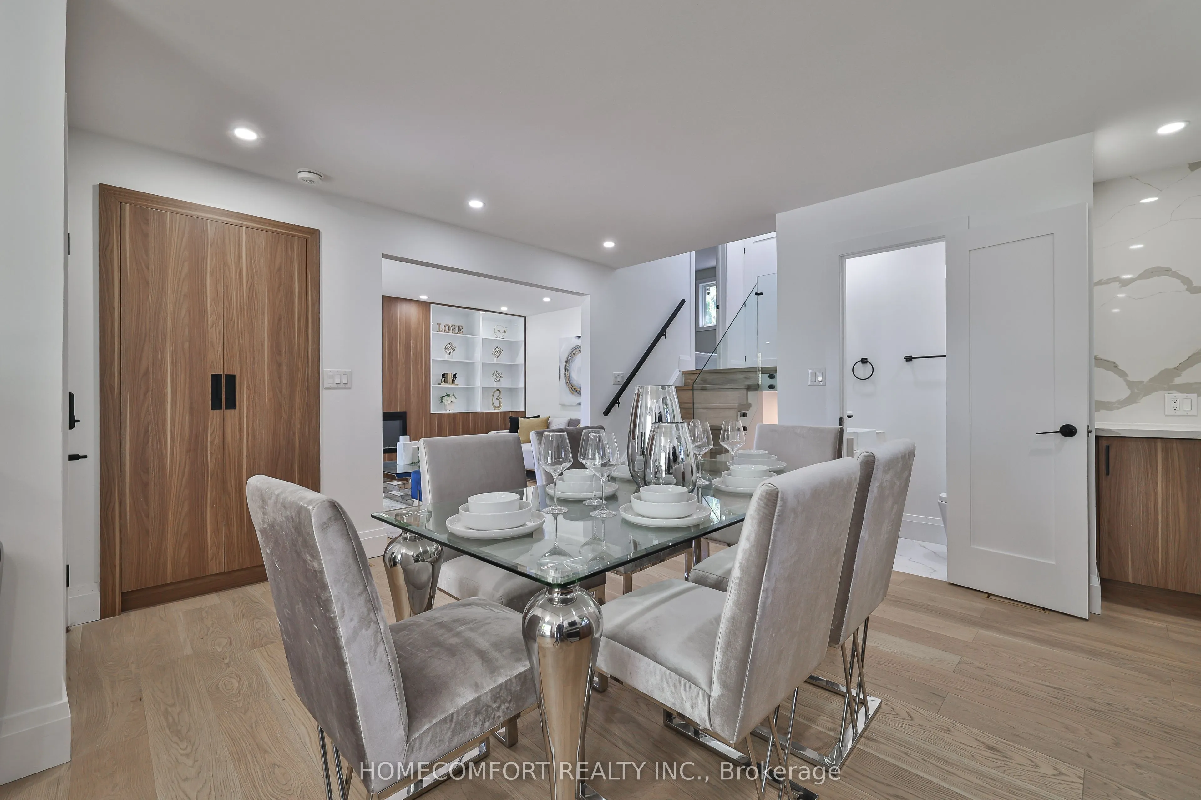33 Clansman Boulevard