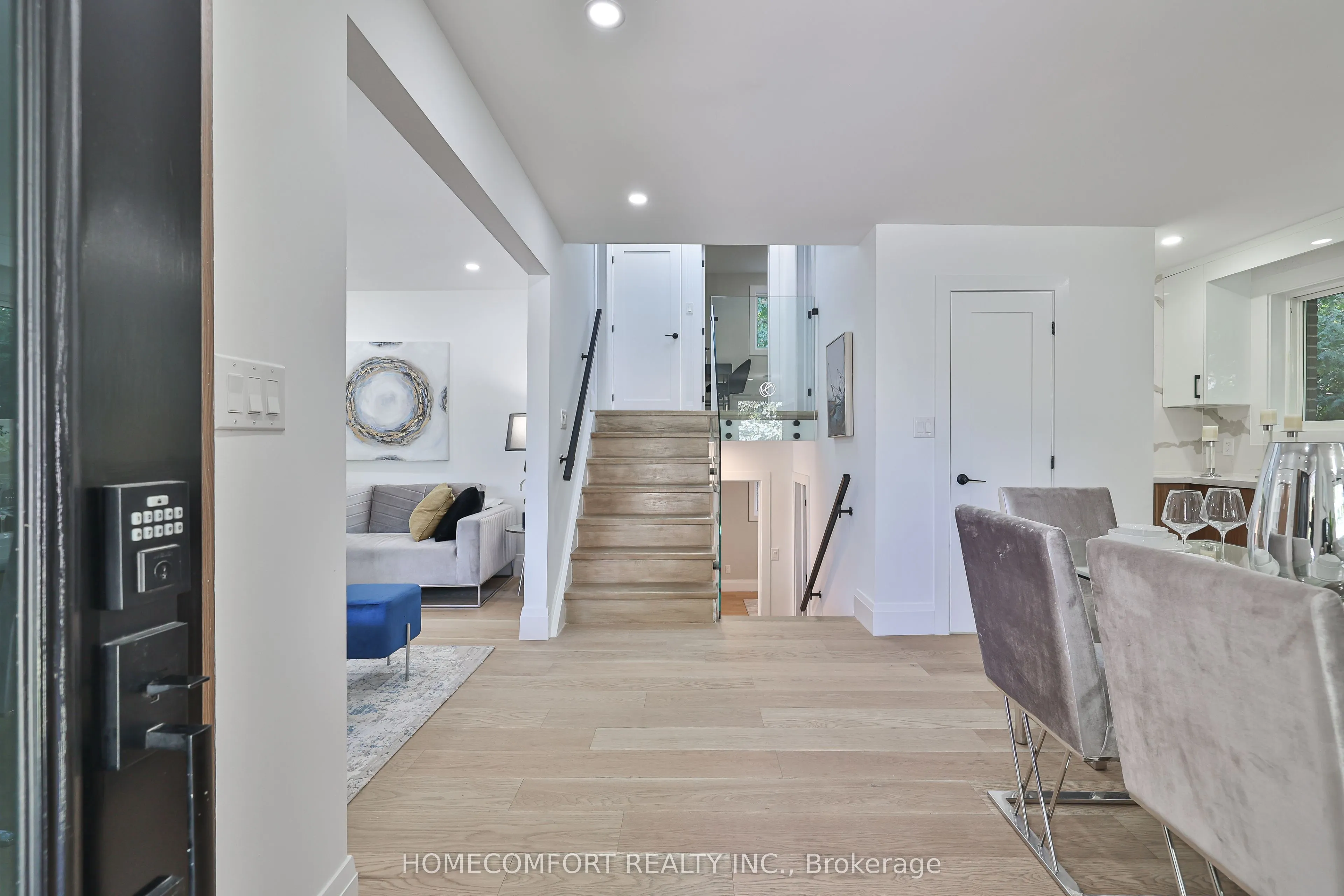 33 Clansman Boulevard