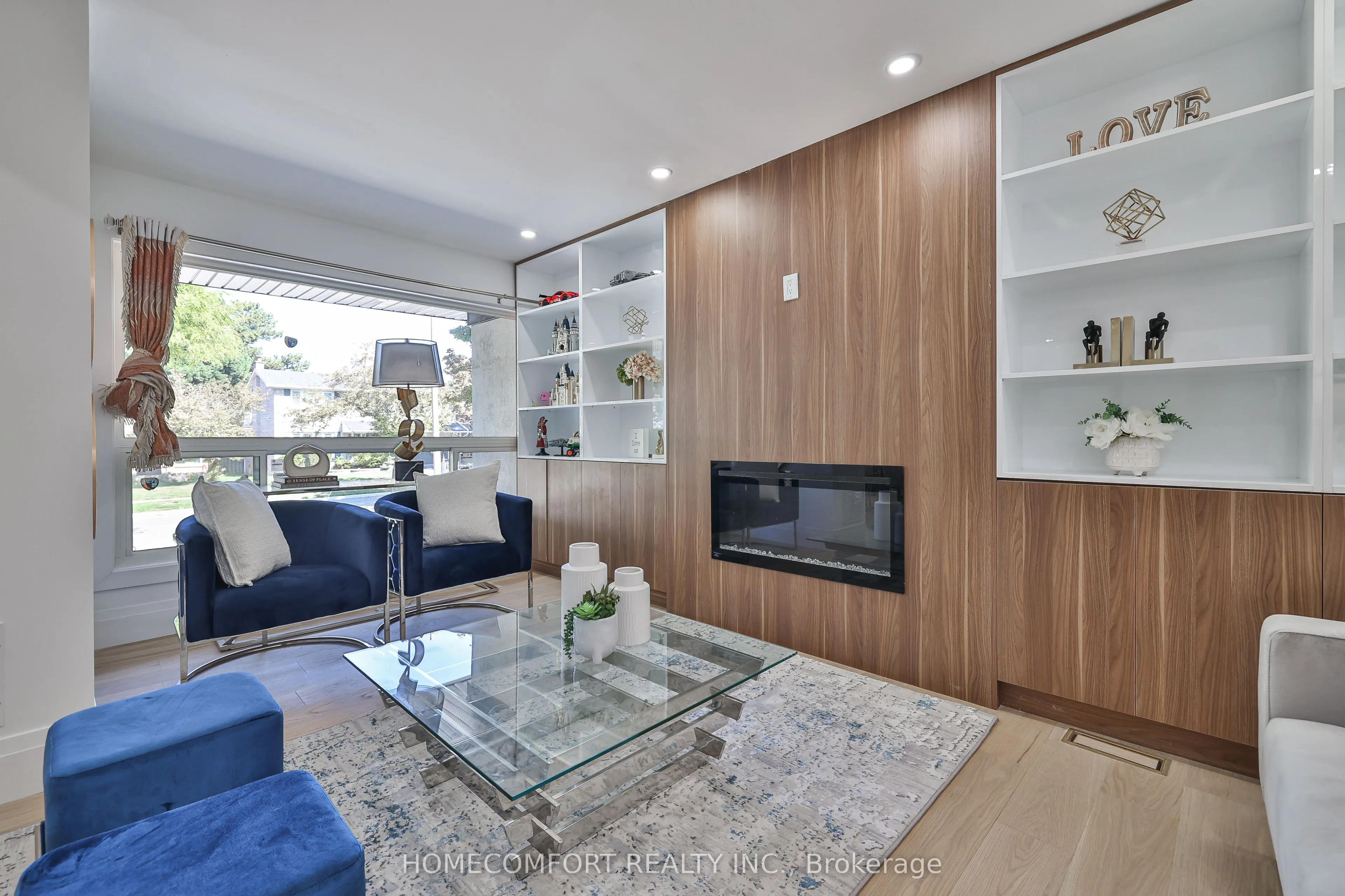 33 Clansman Boulevard