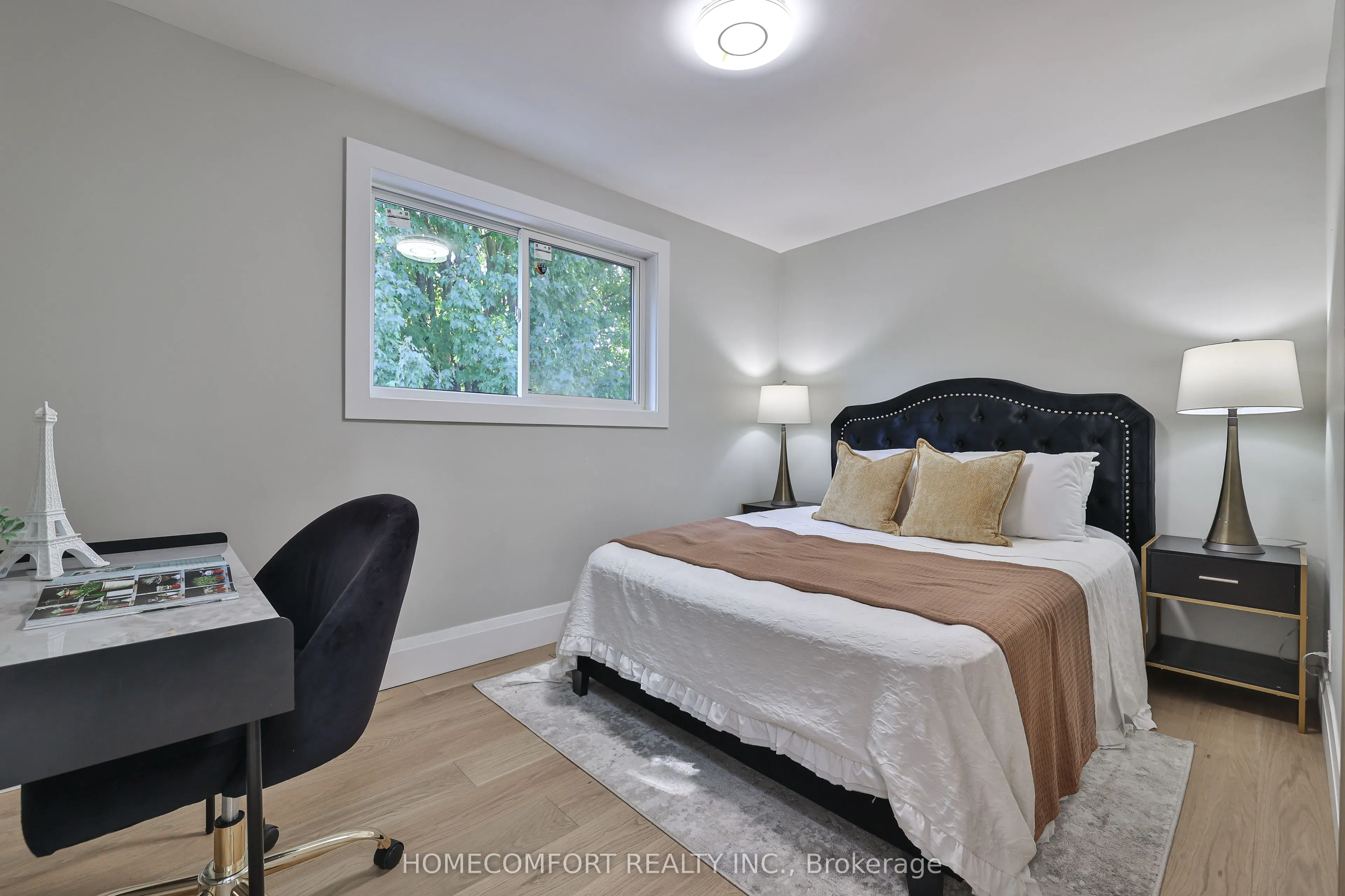 33 Clansman Boulevard