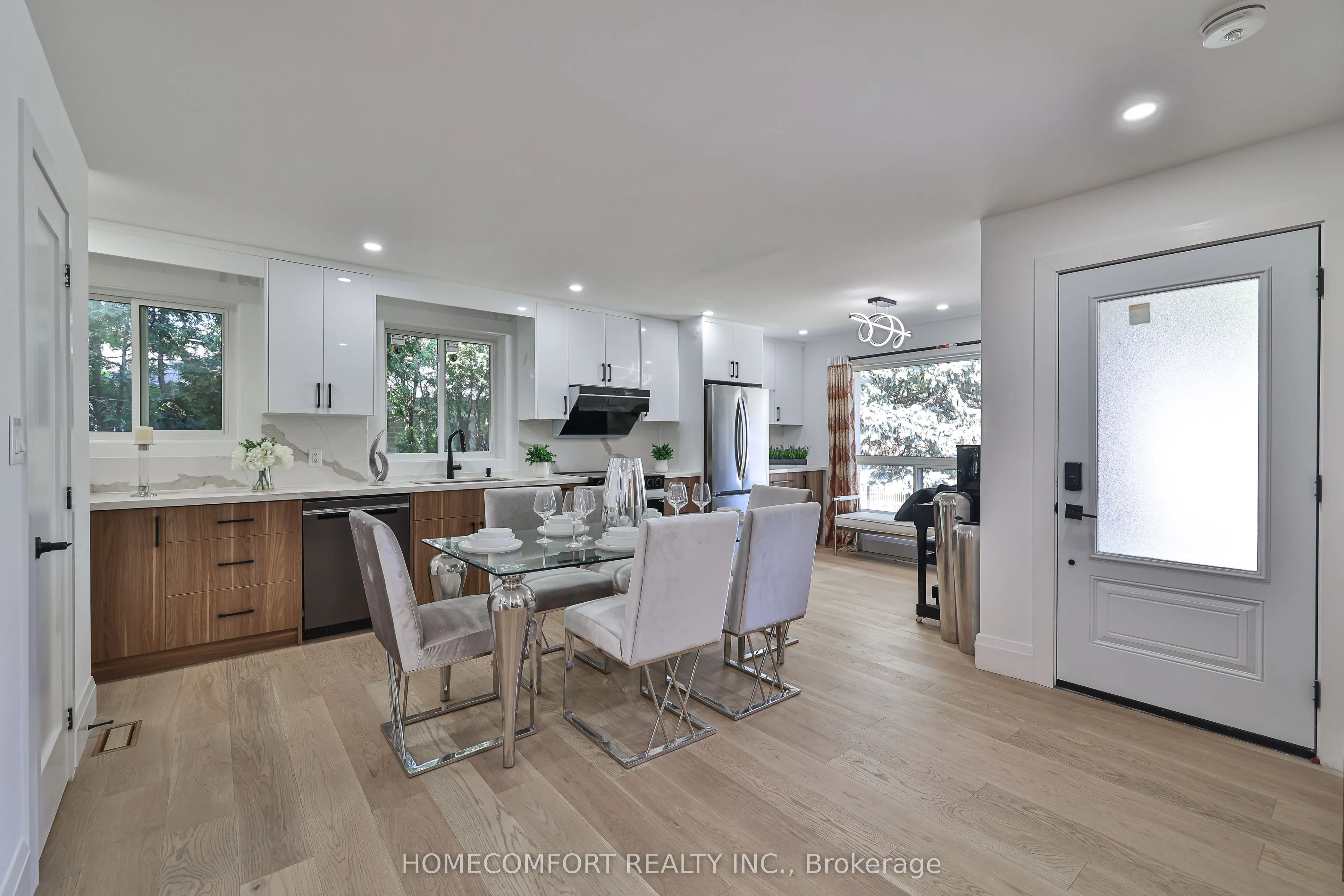 33 Clansman Boulevard