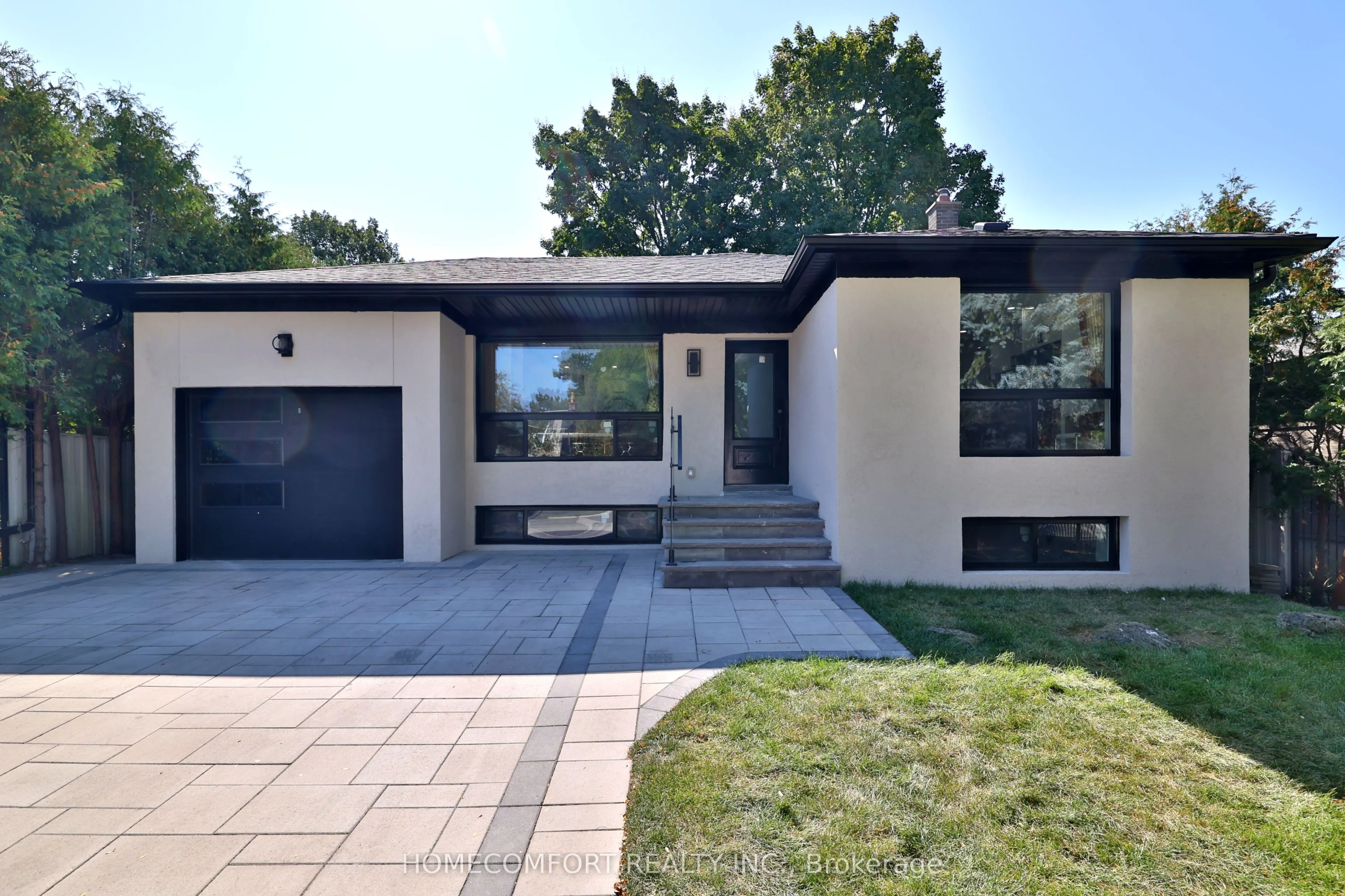 33 Clansman Boulevard