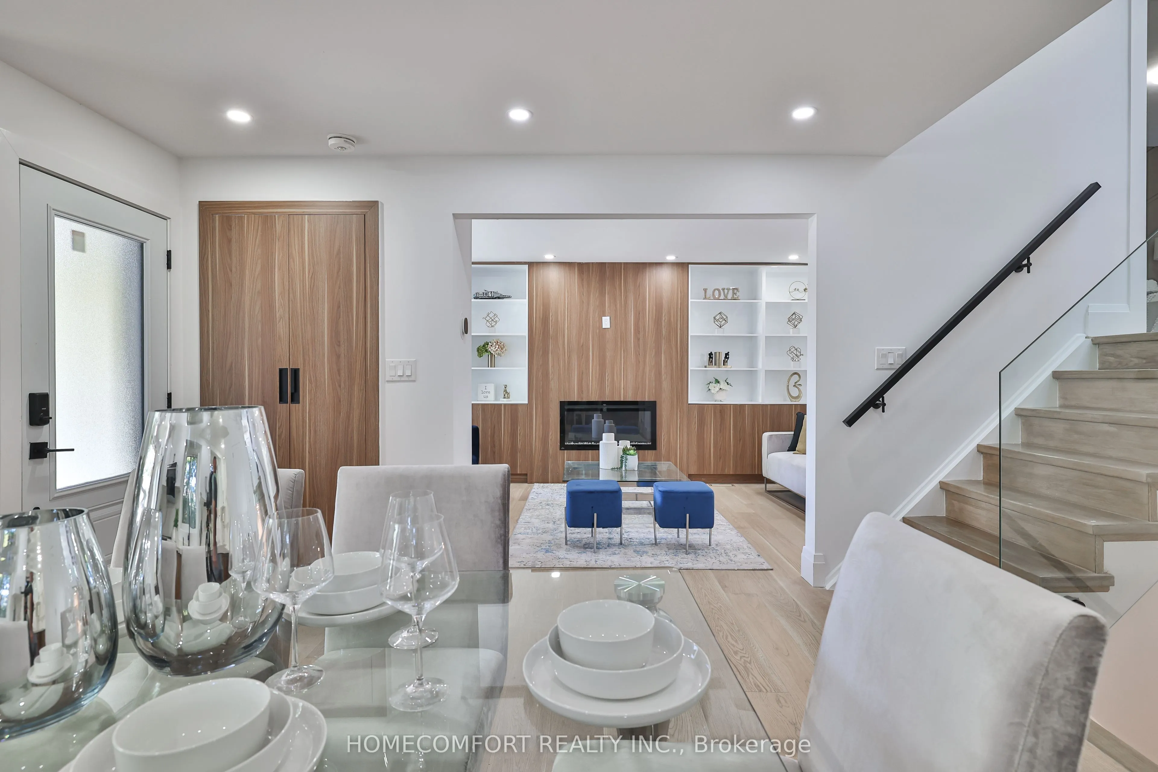33 Clansman Boulevard