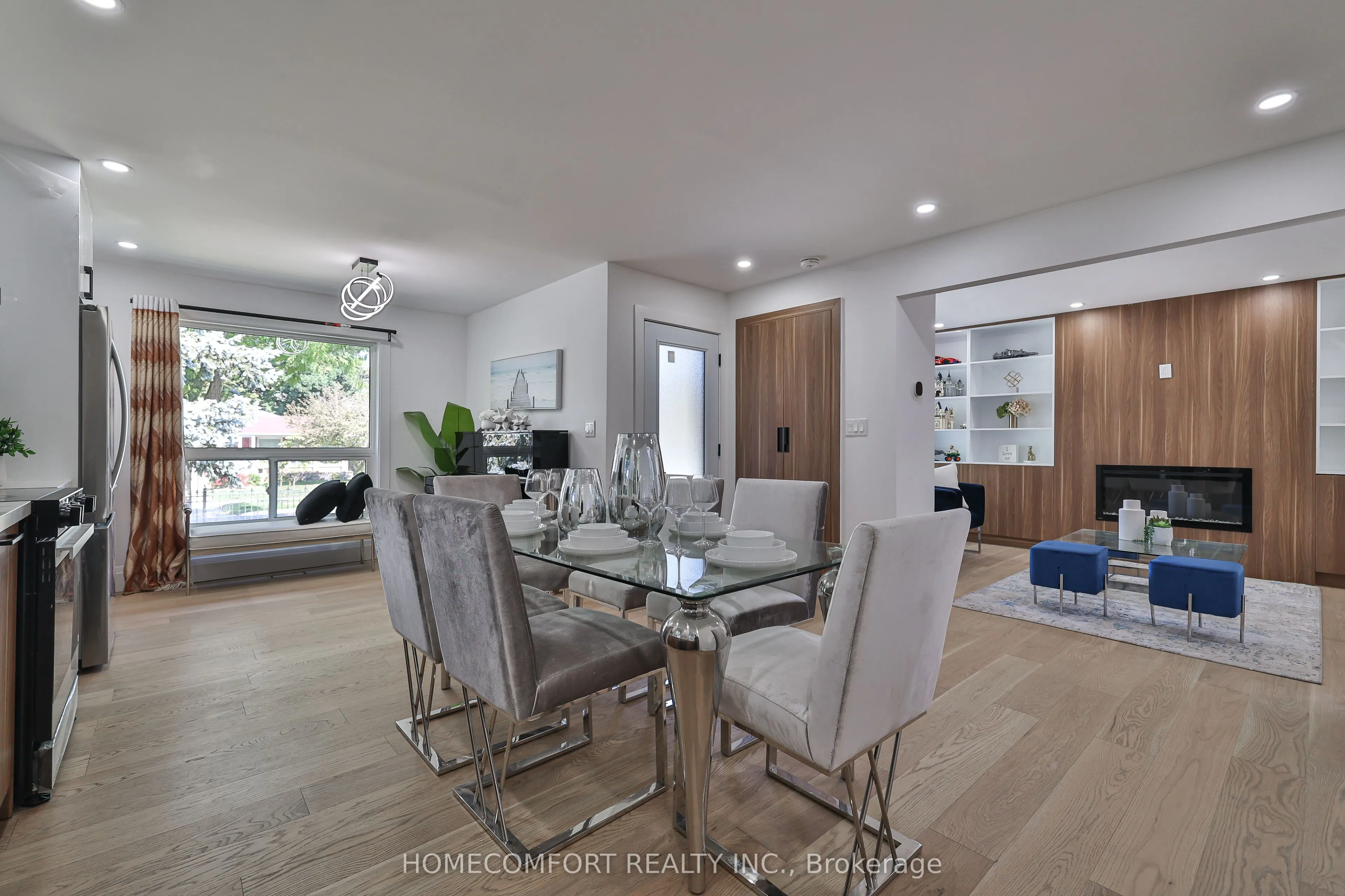 33 Clansman Boulevard