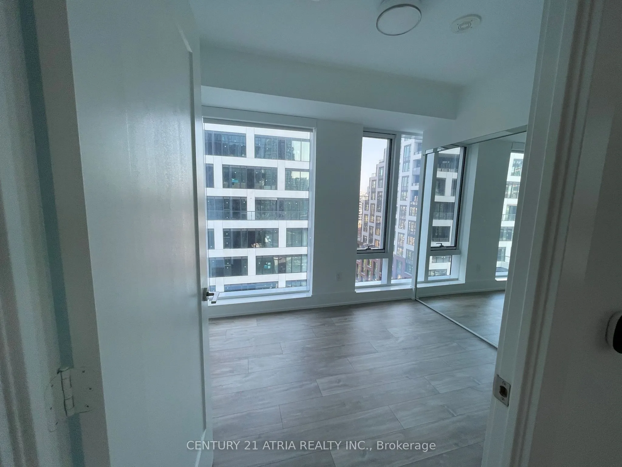 480 Front Street W, #906