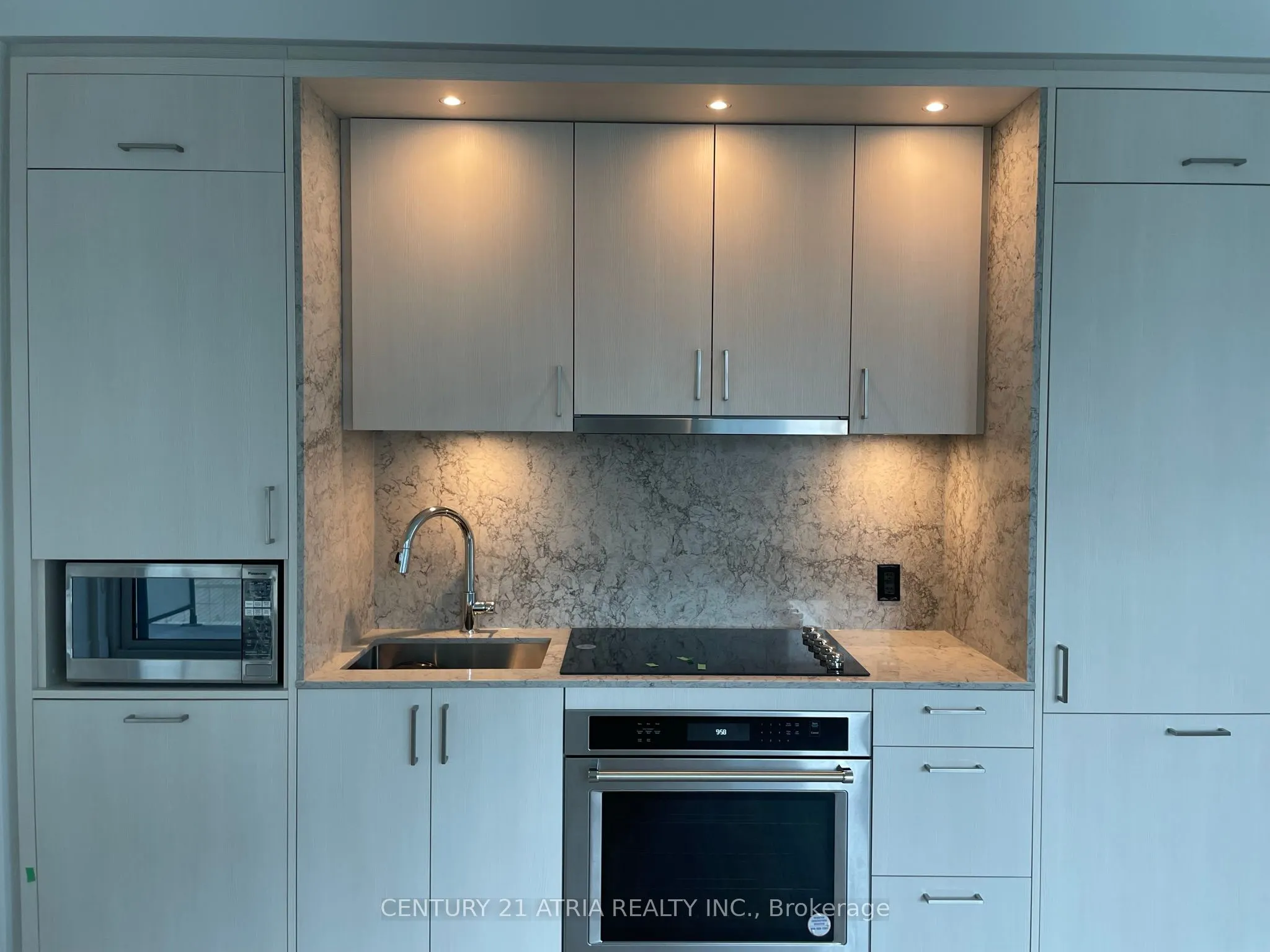 480 Front Street W, #906