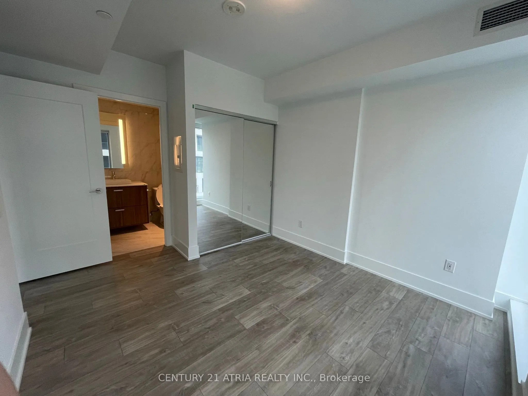 480 Front Street W, #906