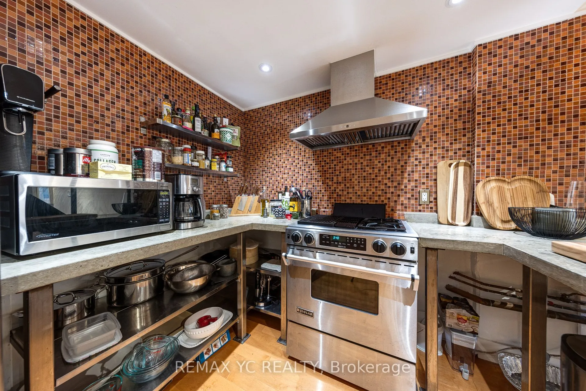 436 Wellington Street W, #105
