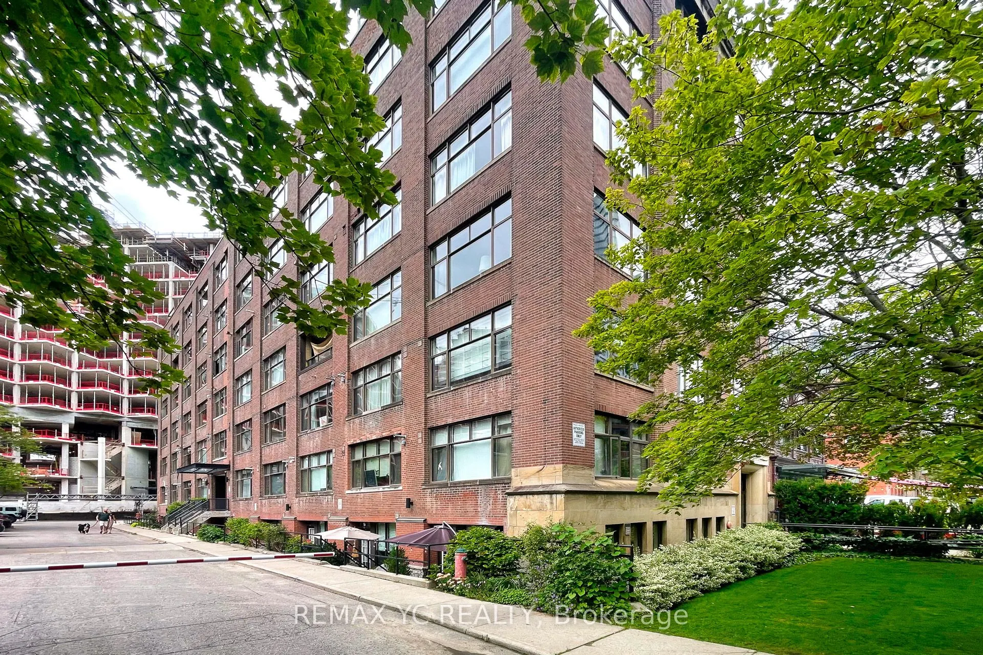436 Wellington Street W, #105