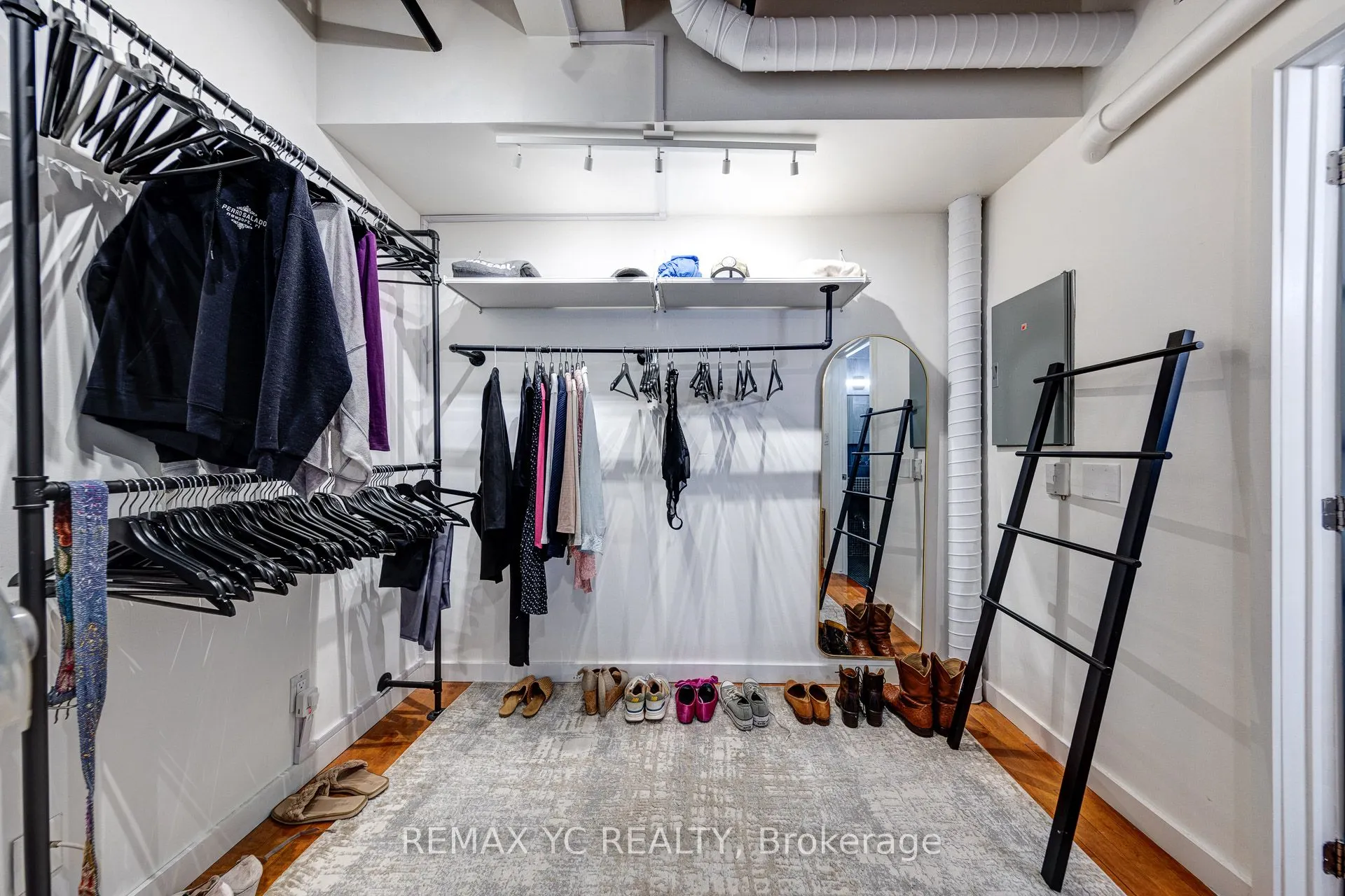 436 Wellington Street W, #105