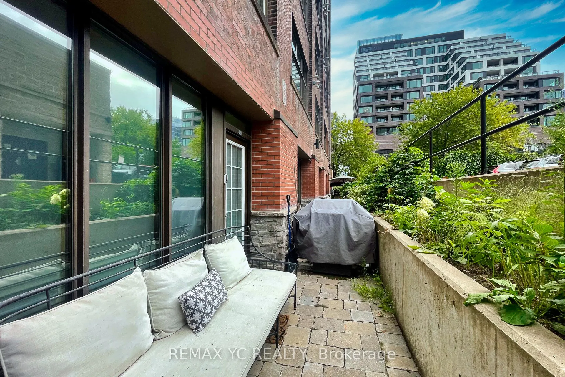 436 Wellington Street W, #105