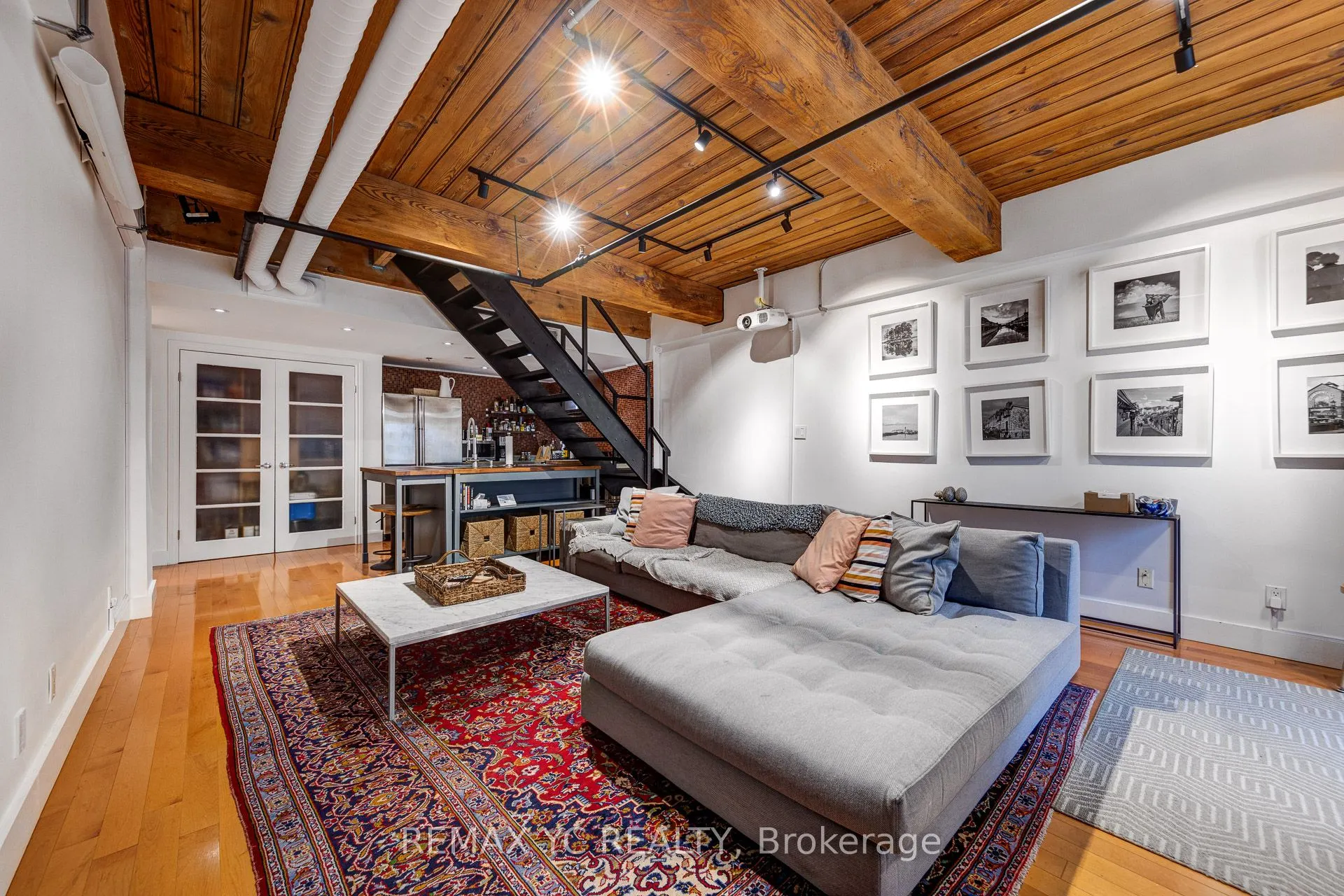 436 Wellington Street W, #105