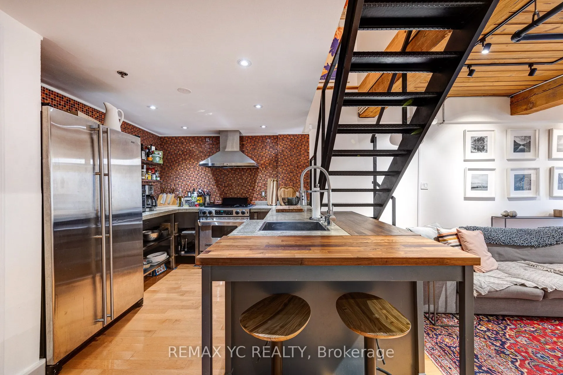 436 Wellington Street W, #105