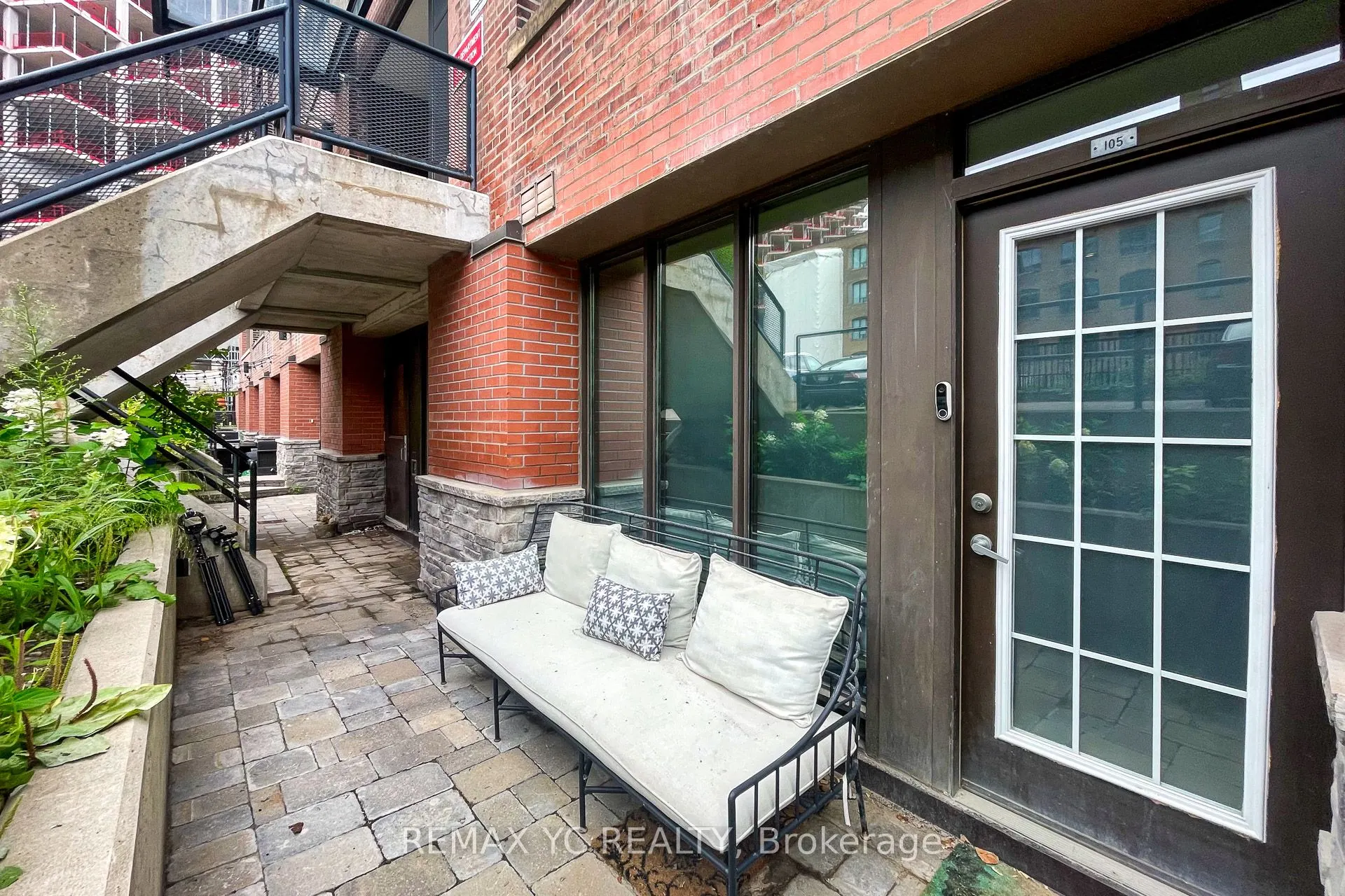 436 Wellington Street W, #105