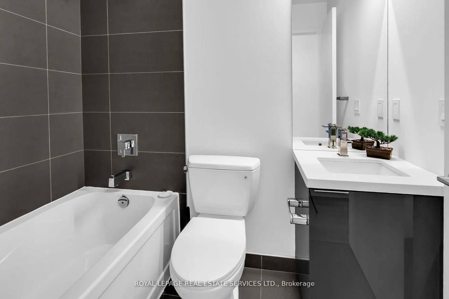 8 Eglinton Avenue E, #4008