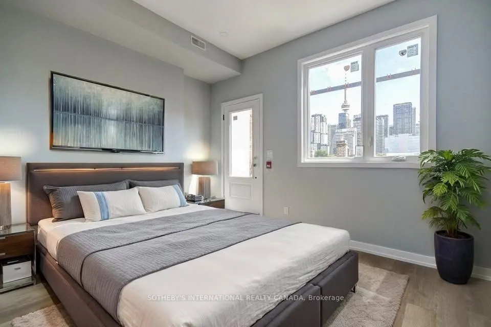 453 Dundas Street W, #3