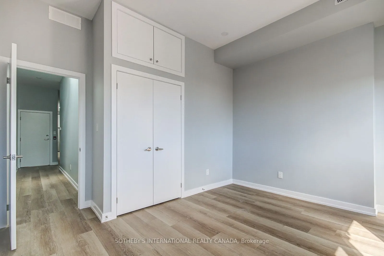 453 Dundas Street W, #3