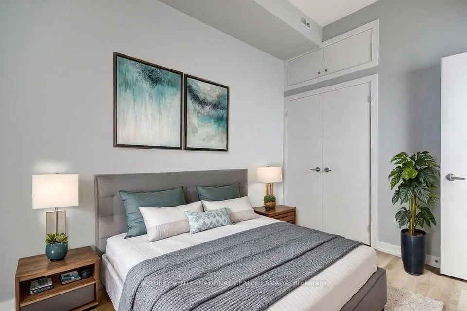 453 Dundas Street W, #3