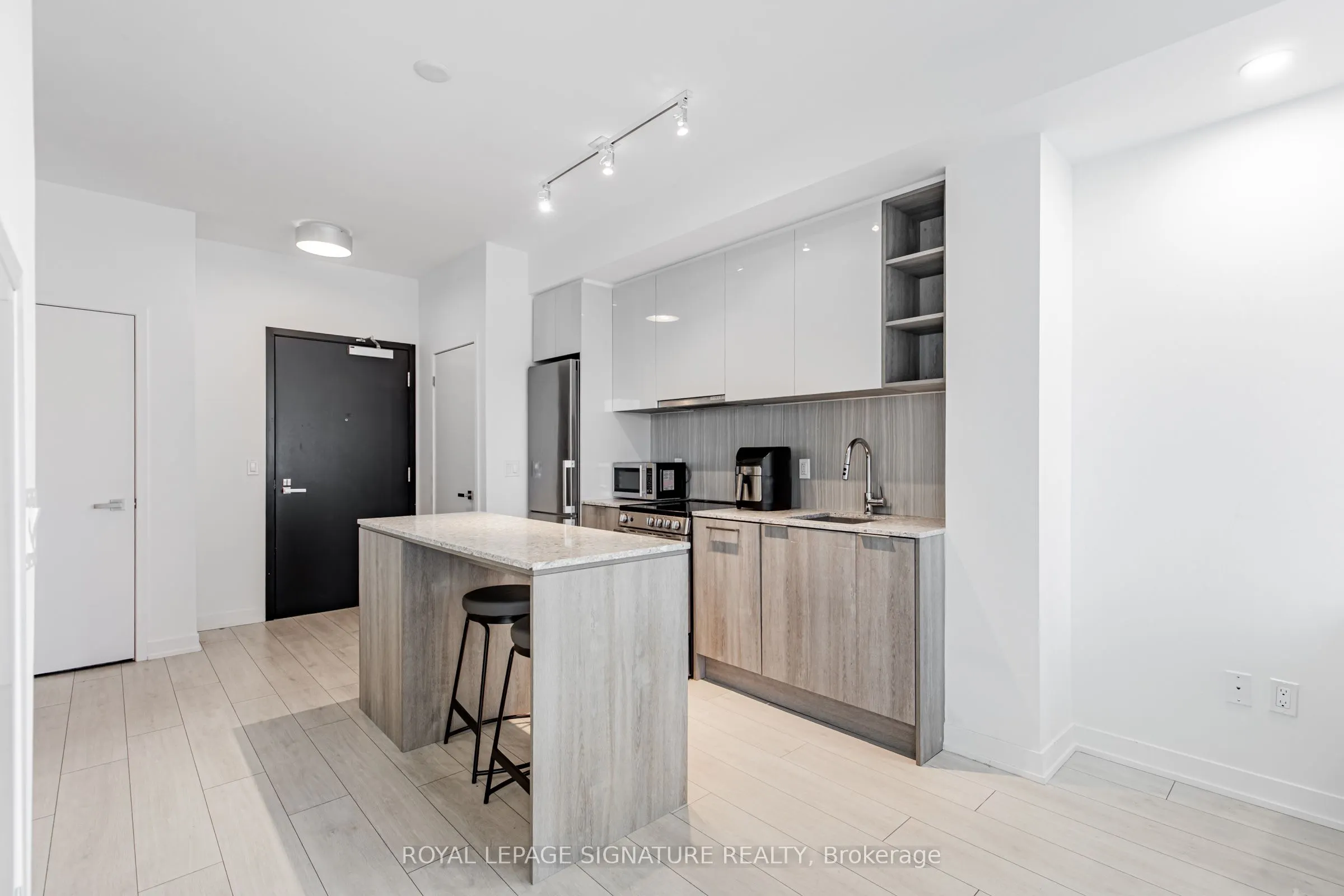 31 Tippet Road, #1208