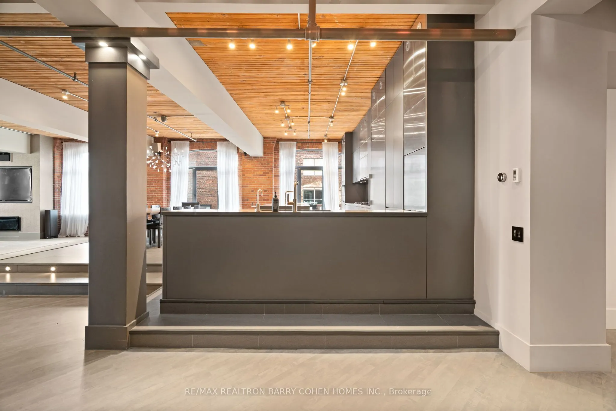 468 Wellington Street W, #300