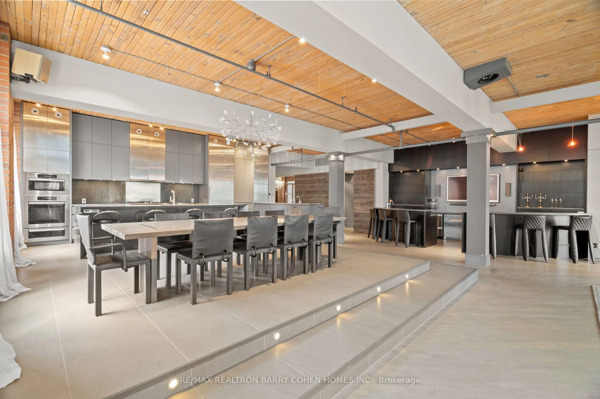 468 Wellington Street W, #300