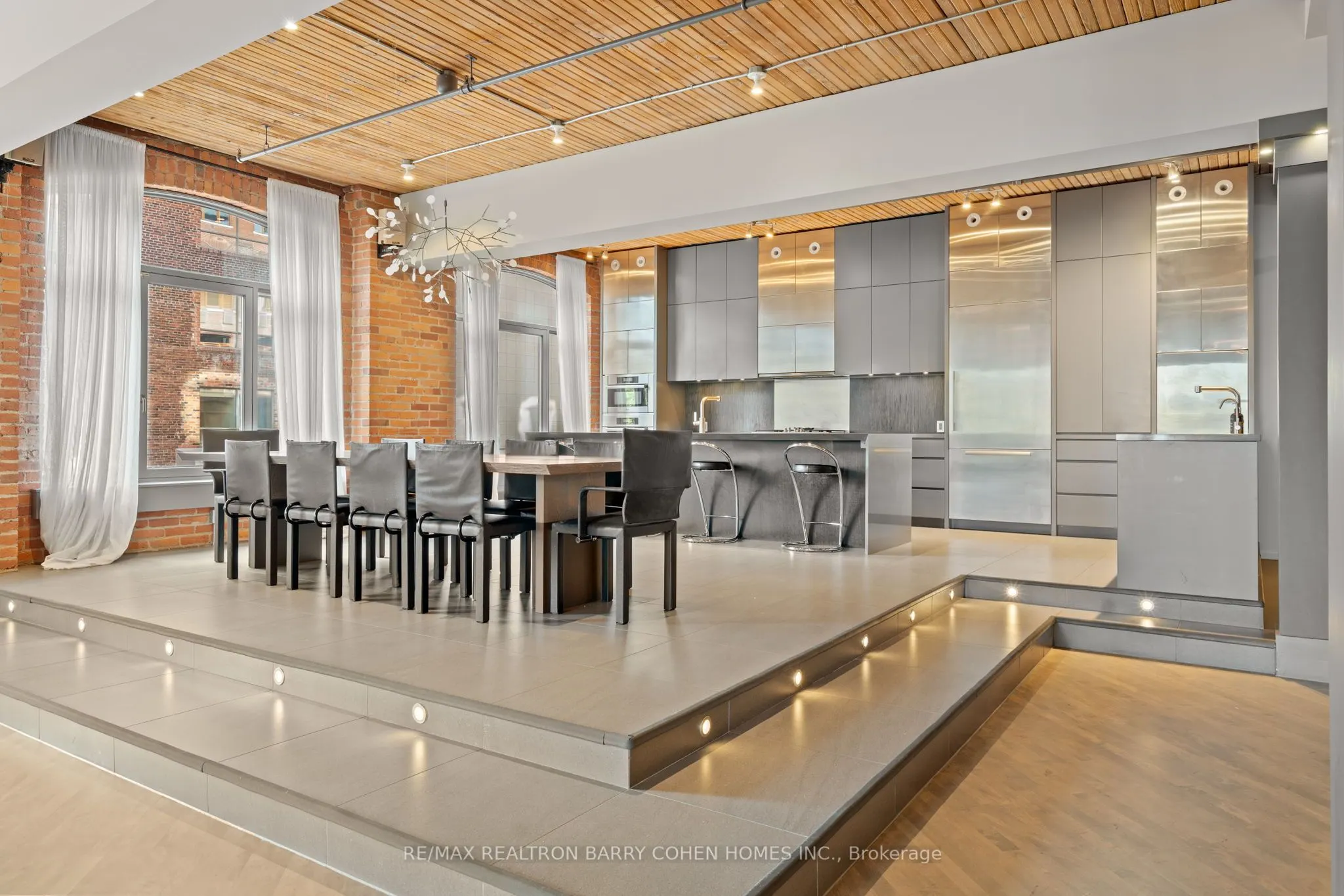 468 Wellington Street W, #300