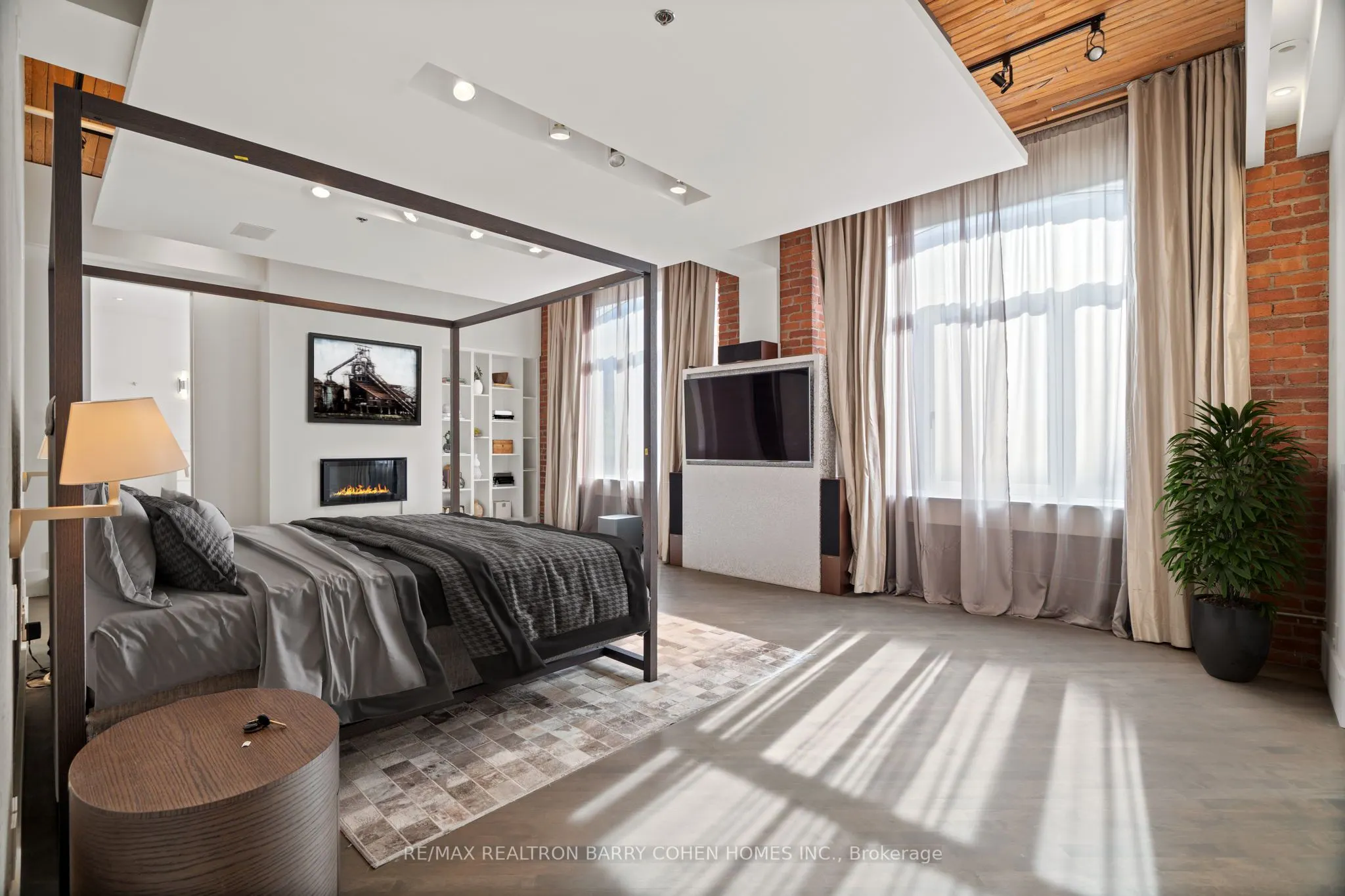 468 Wellington Street W, #300