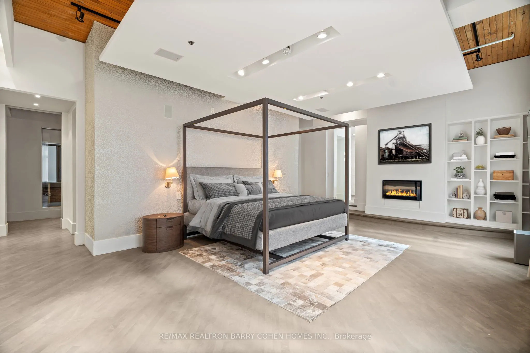 468 Wellington Street W, #300