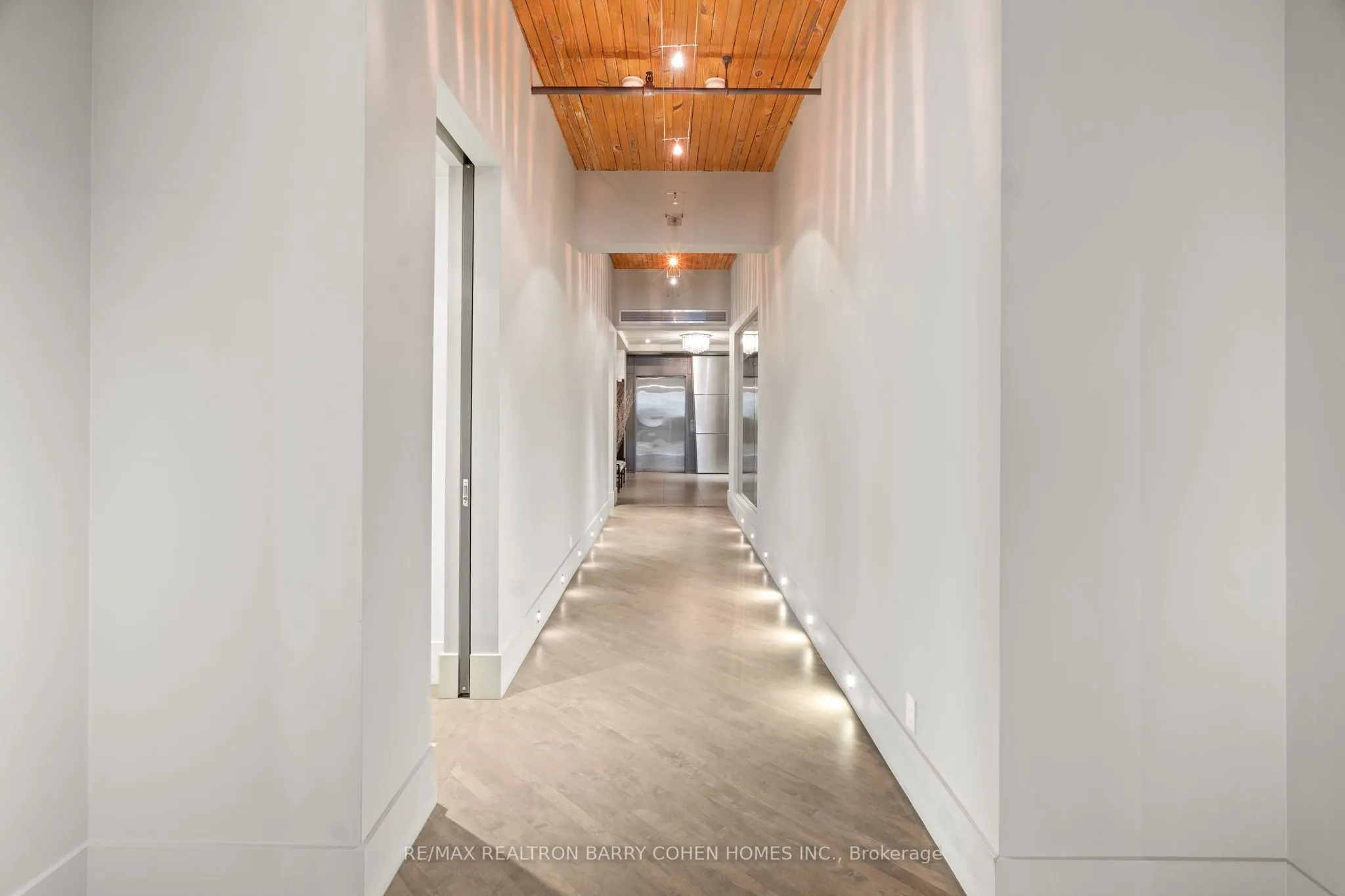 468 Wellington Street W, #300