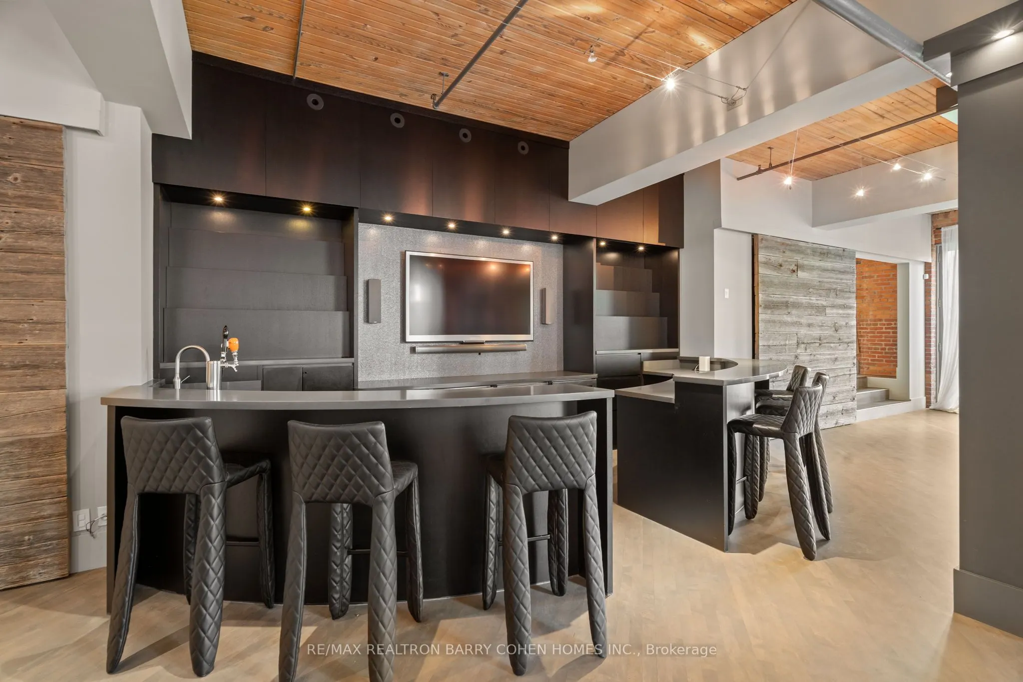 468 Wellington Street W, #300