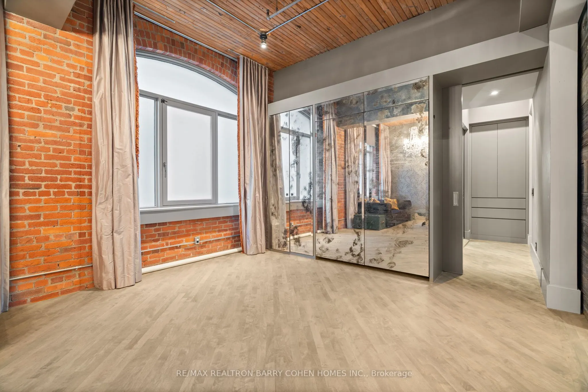 468 Wellington Street W, #300