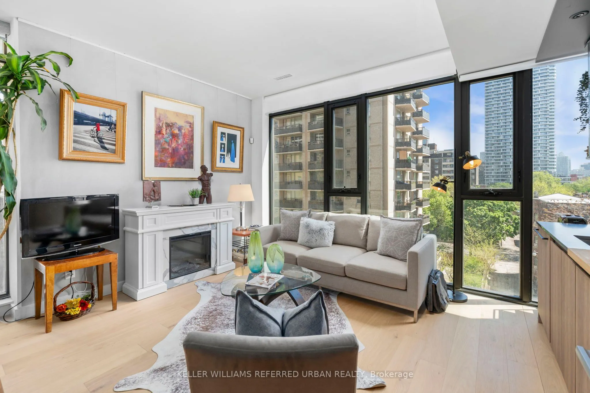 81 Wellesley Street E, #402