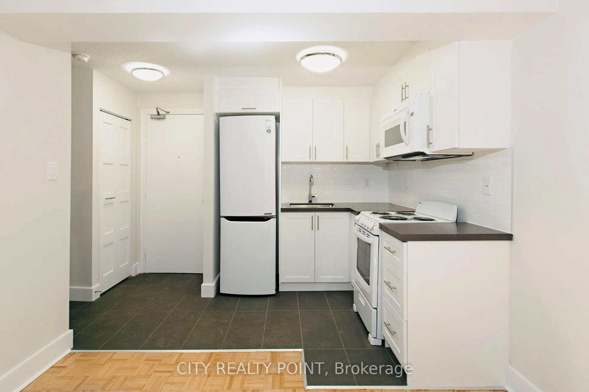 990 Avenue Road, #302