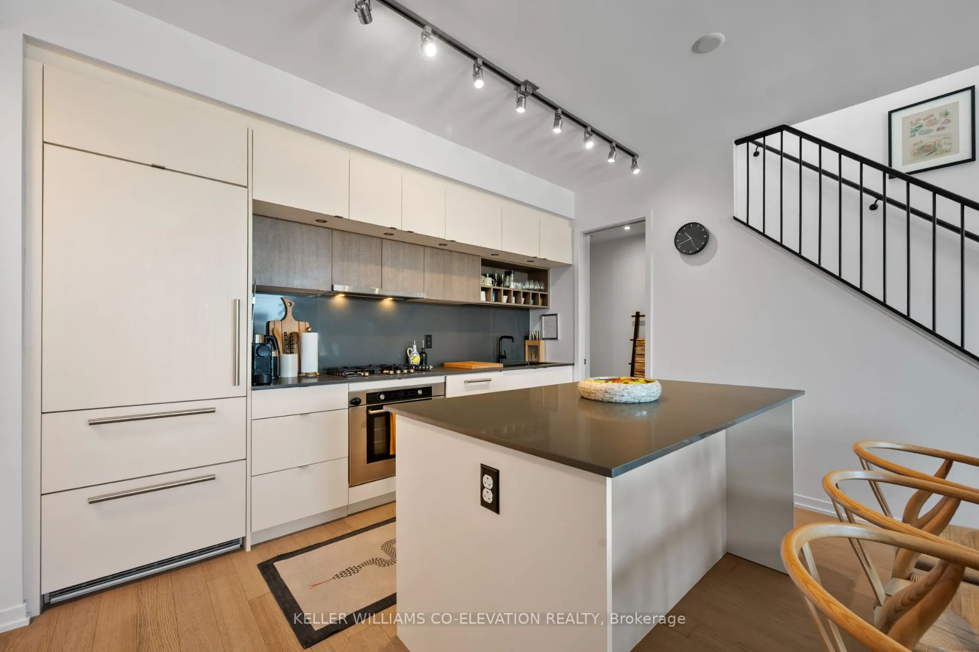 138 St Helens Avenue, #PH7