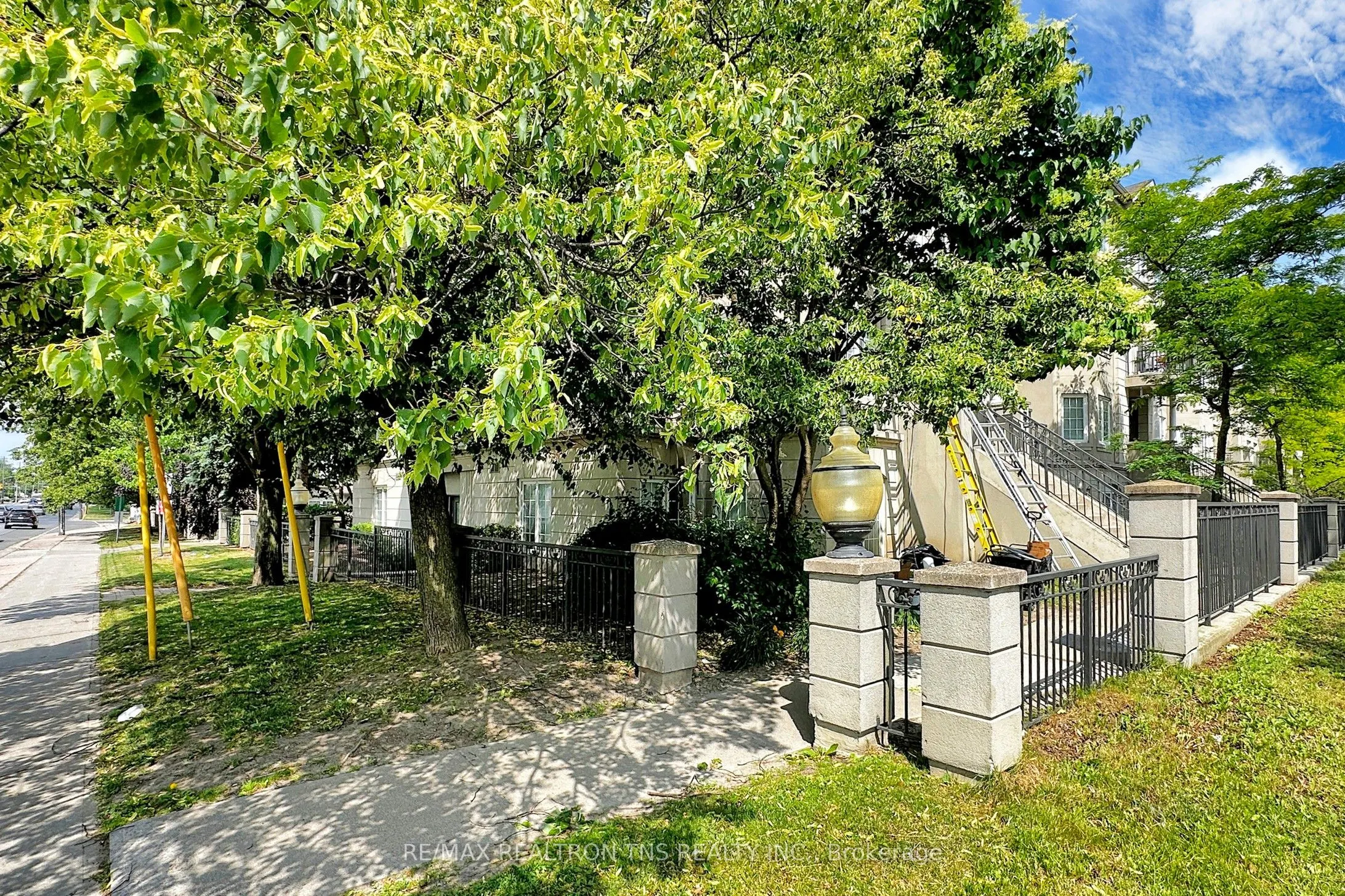 108 Finch Avenue W, #C11
