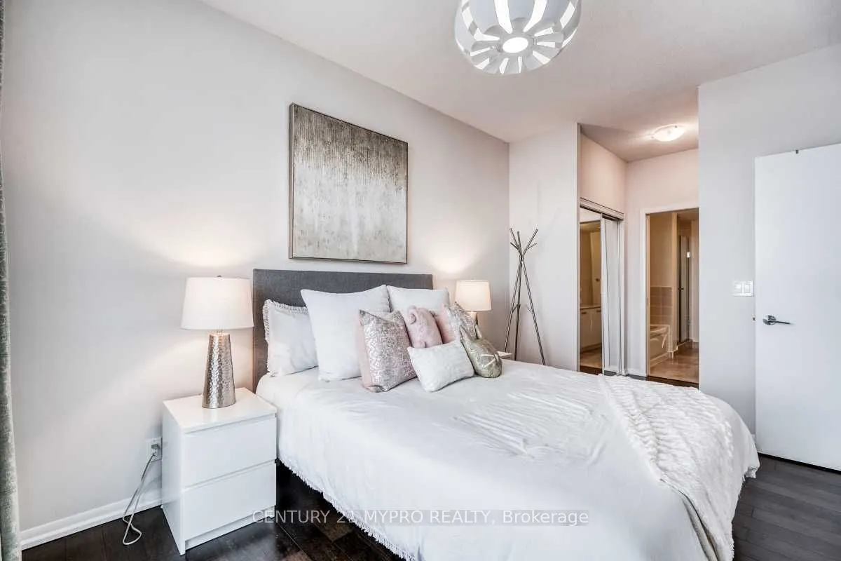 832 Bay Street, #2810