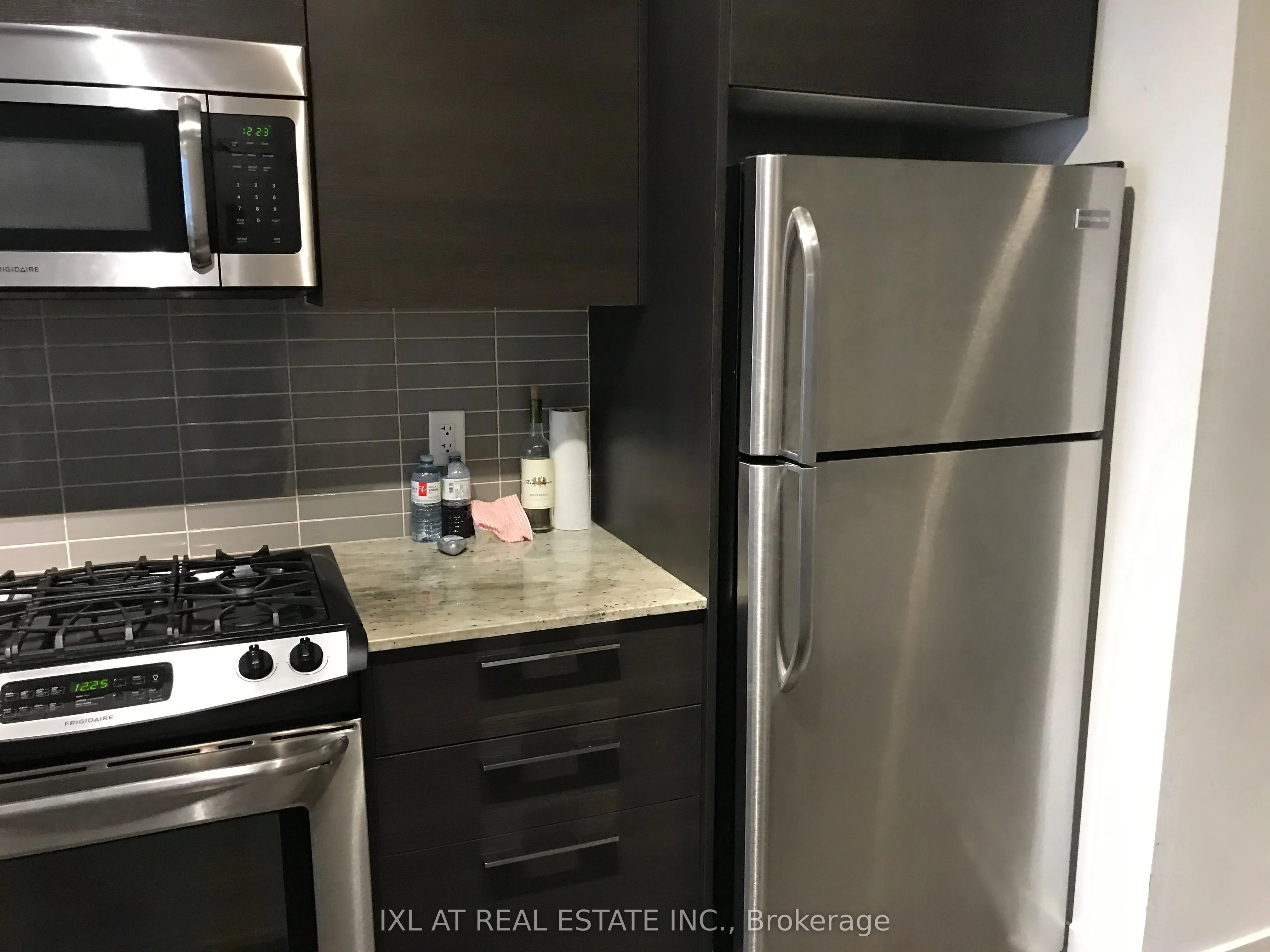 399 Adelaide Street W, #303