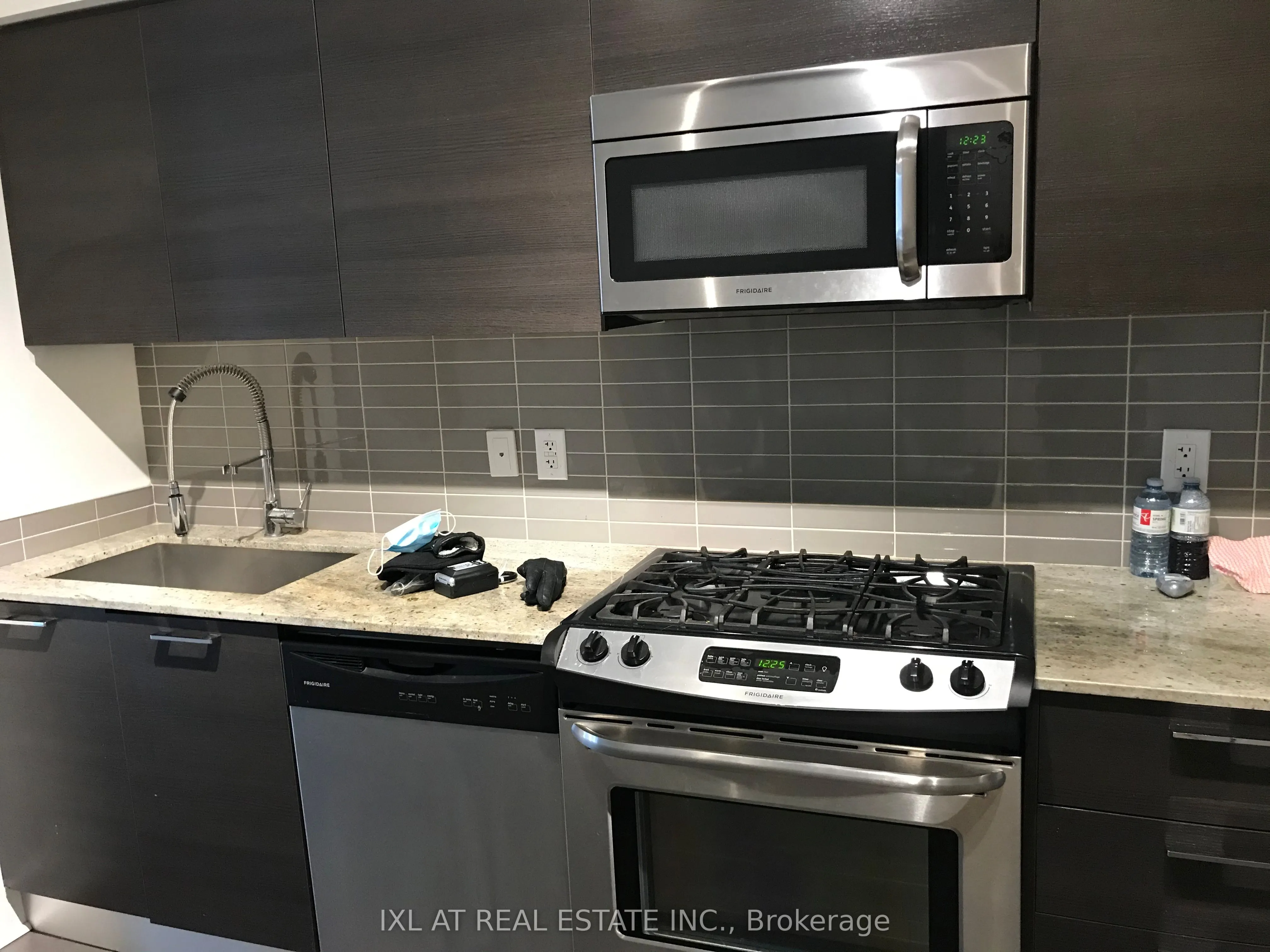 399 Adelaide Street W, #303
