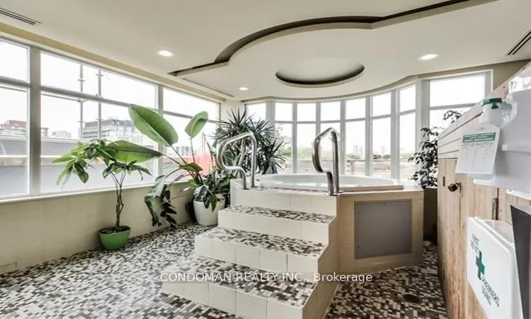230 King Street E, #909