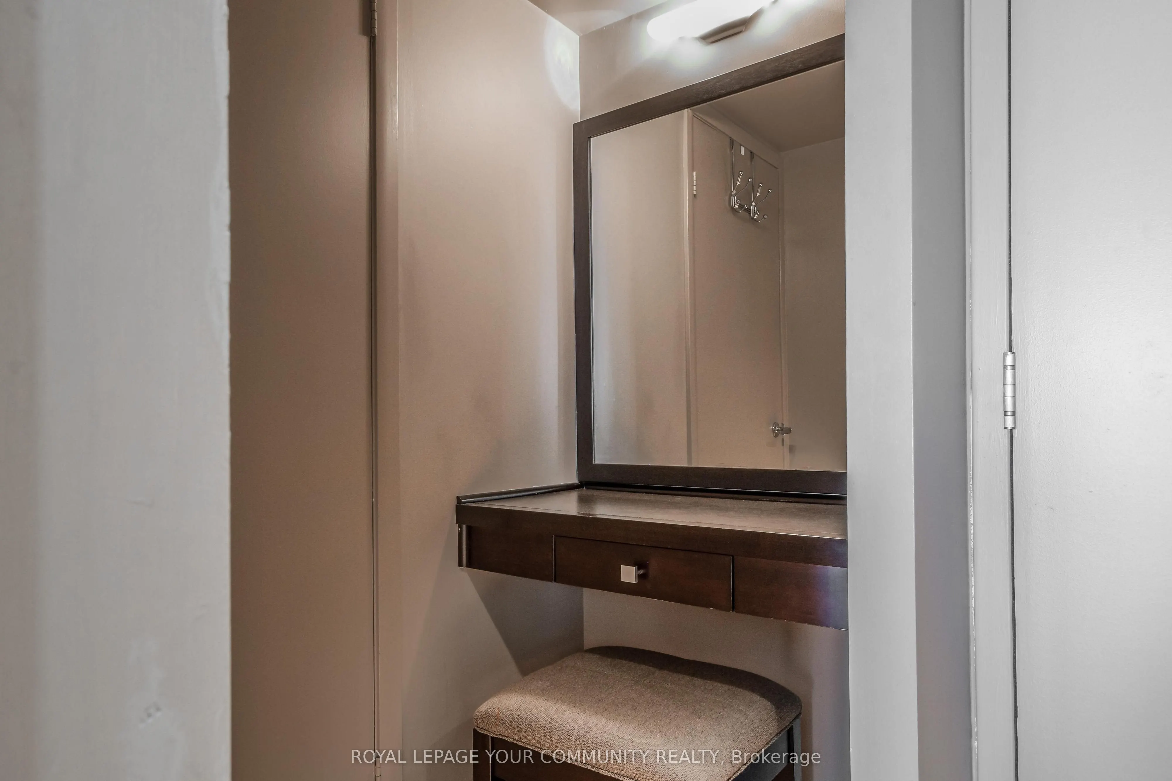 200 Victoria Street, #1115