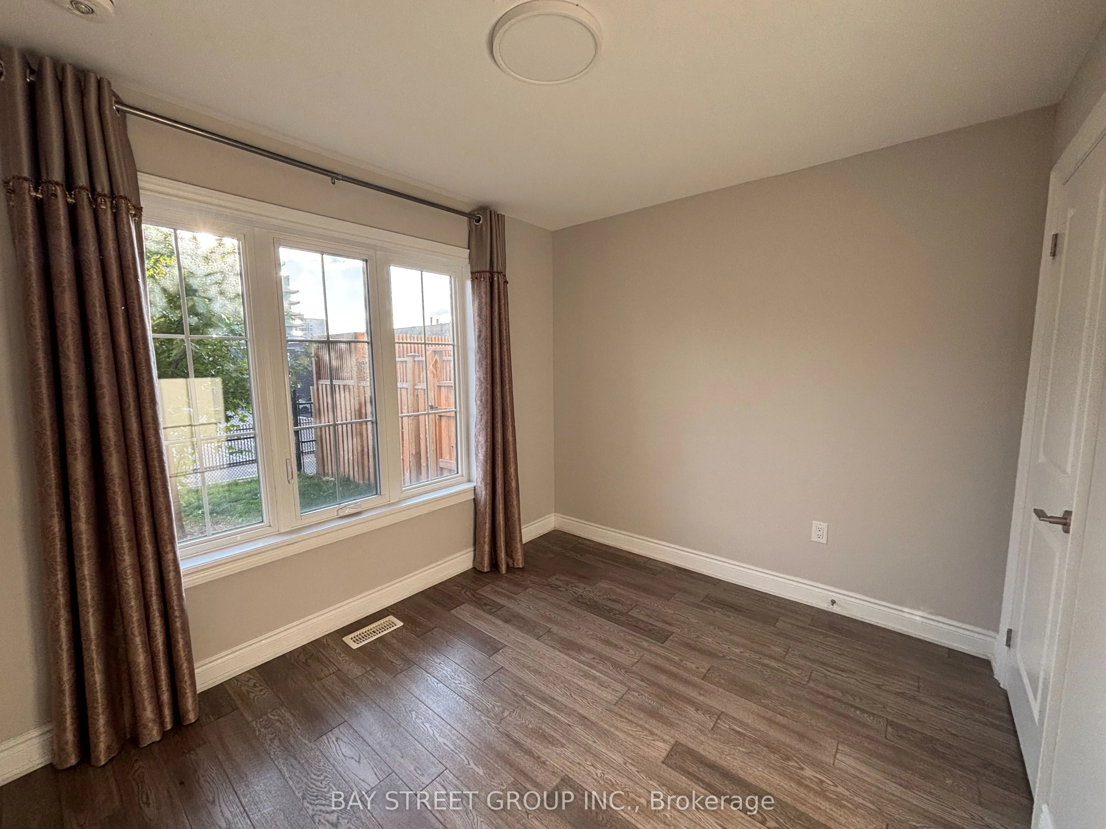 70 William Durie Way, #Lower