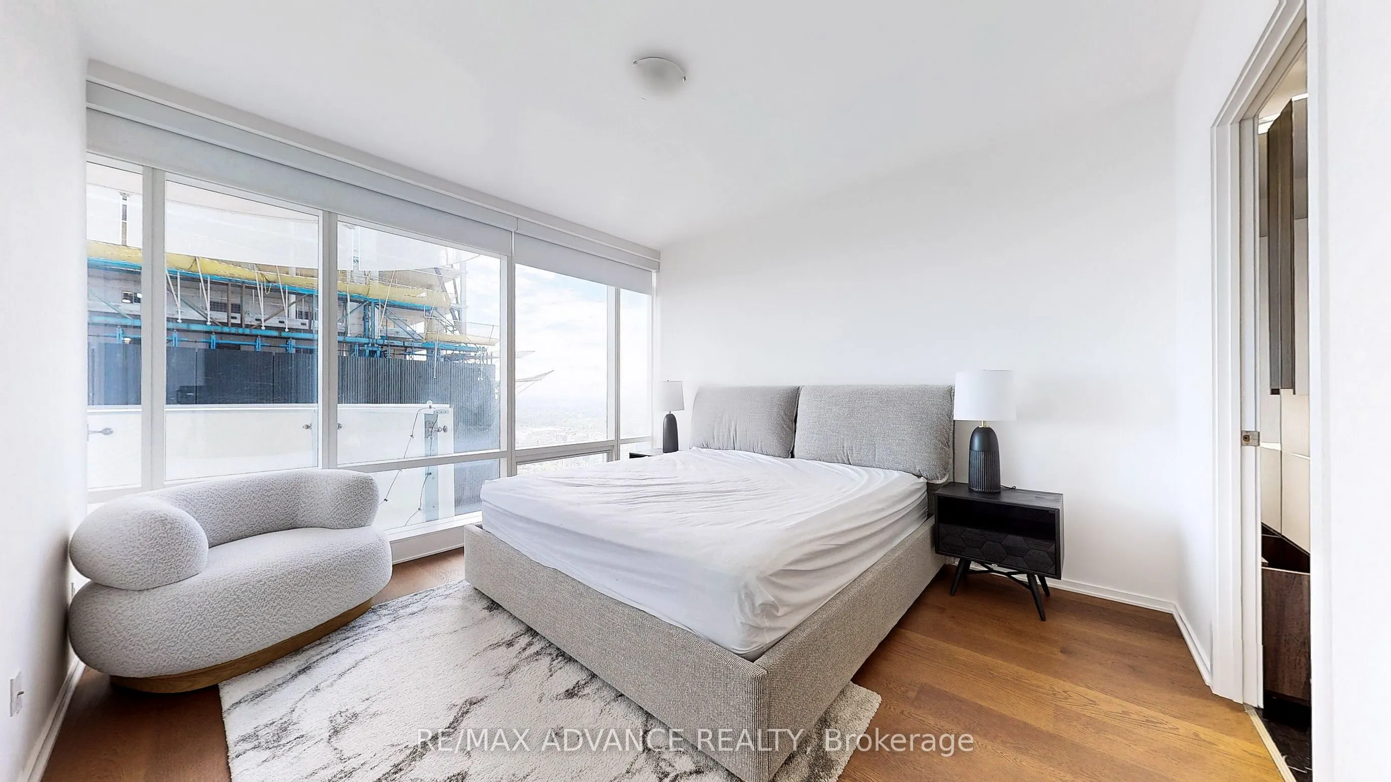 1 Bloor Street E, #6905