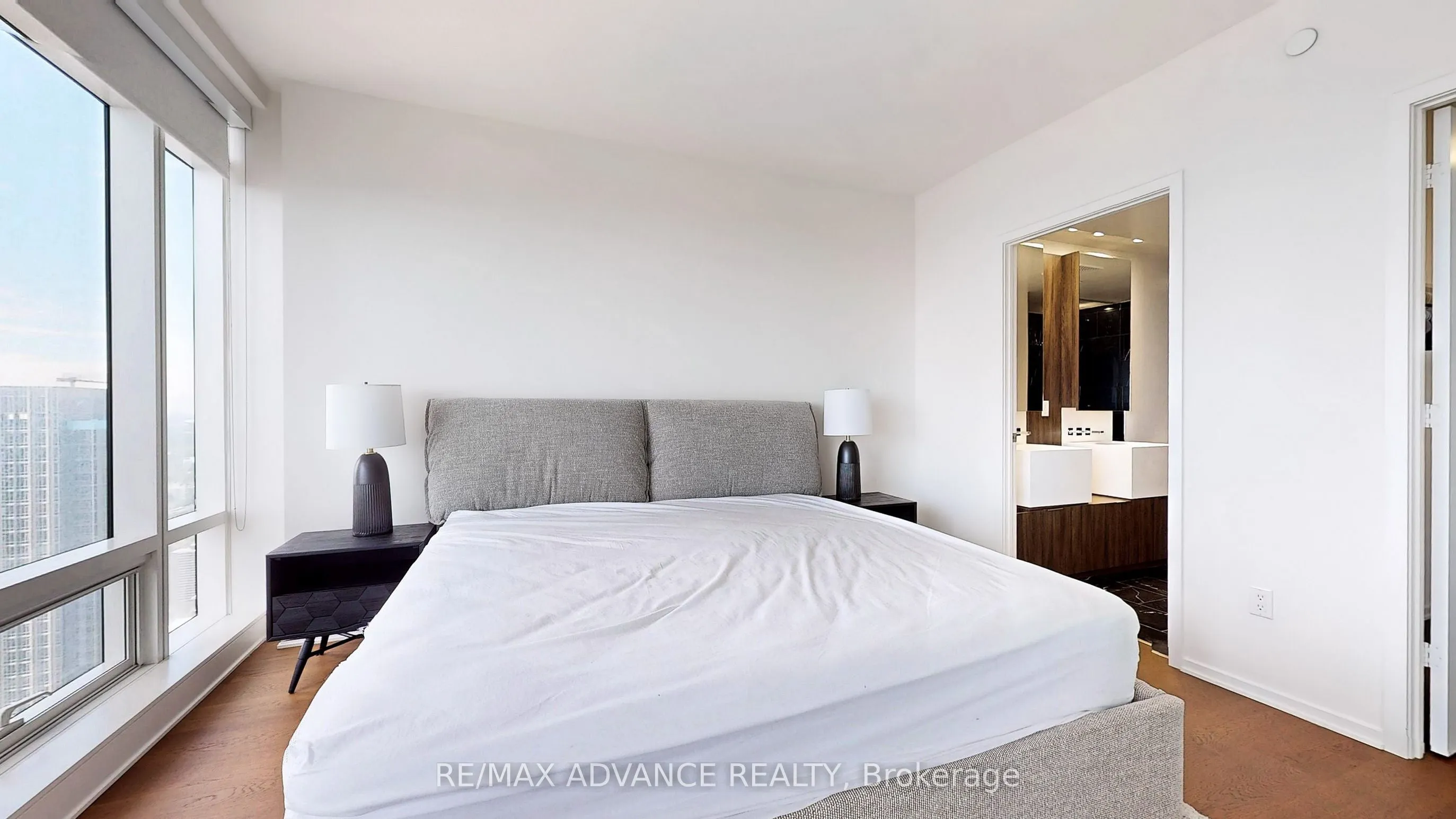 1 Bloor Street E, #6905