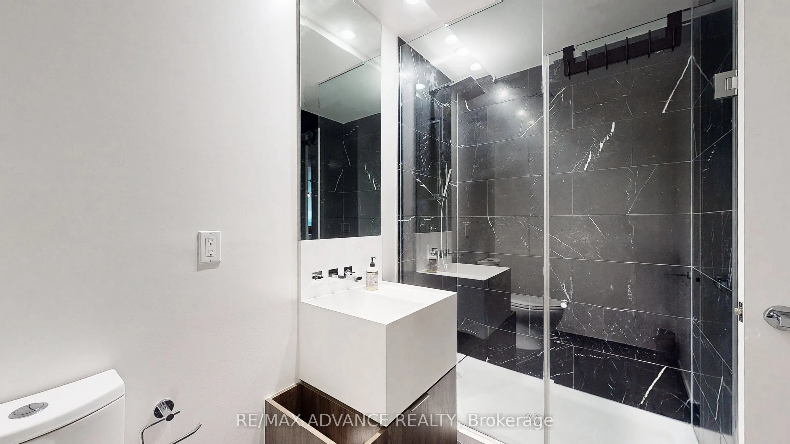 1 Bloor Street E, #6905
