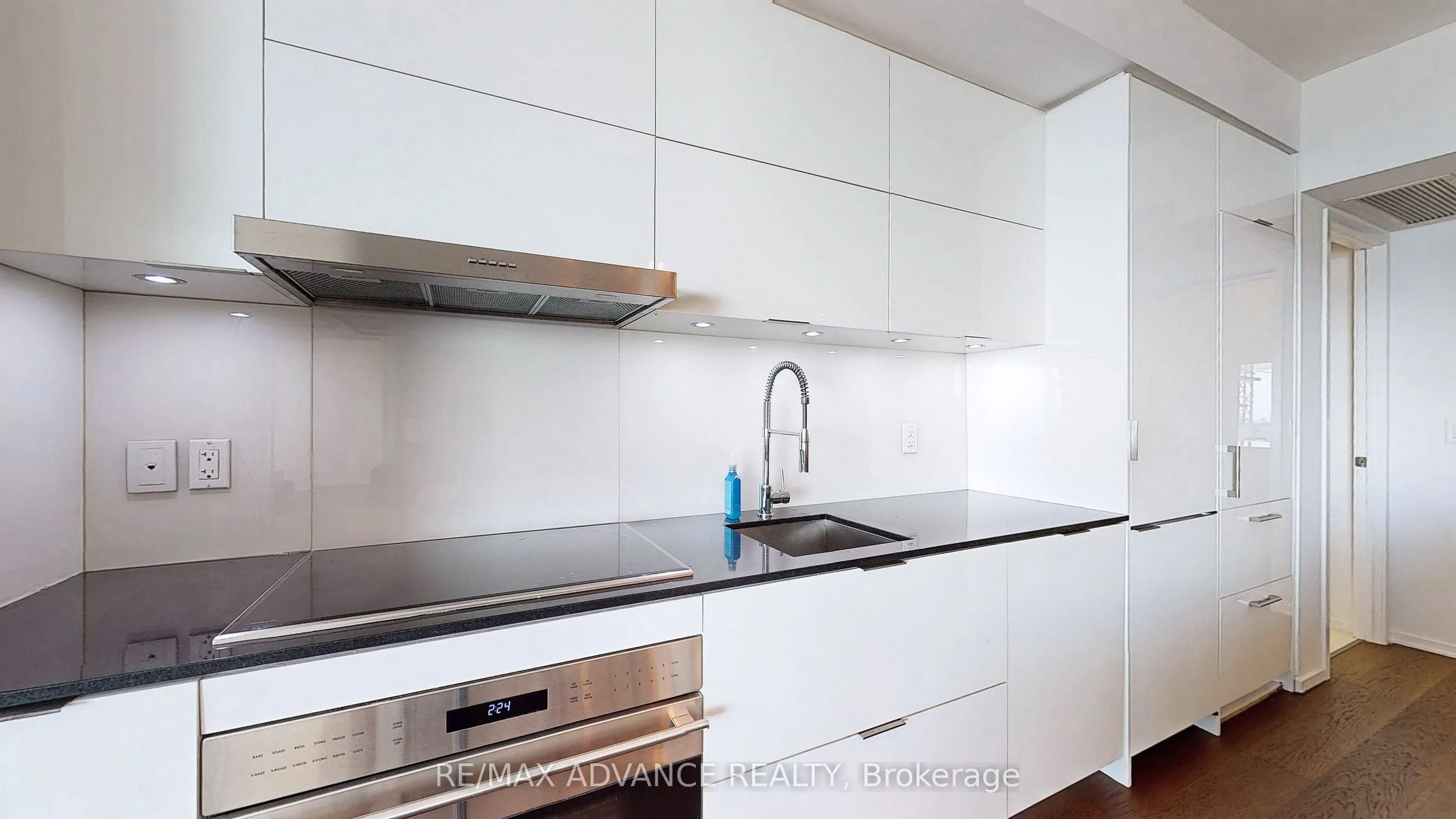 1 Bloor Street E, #6905