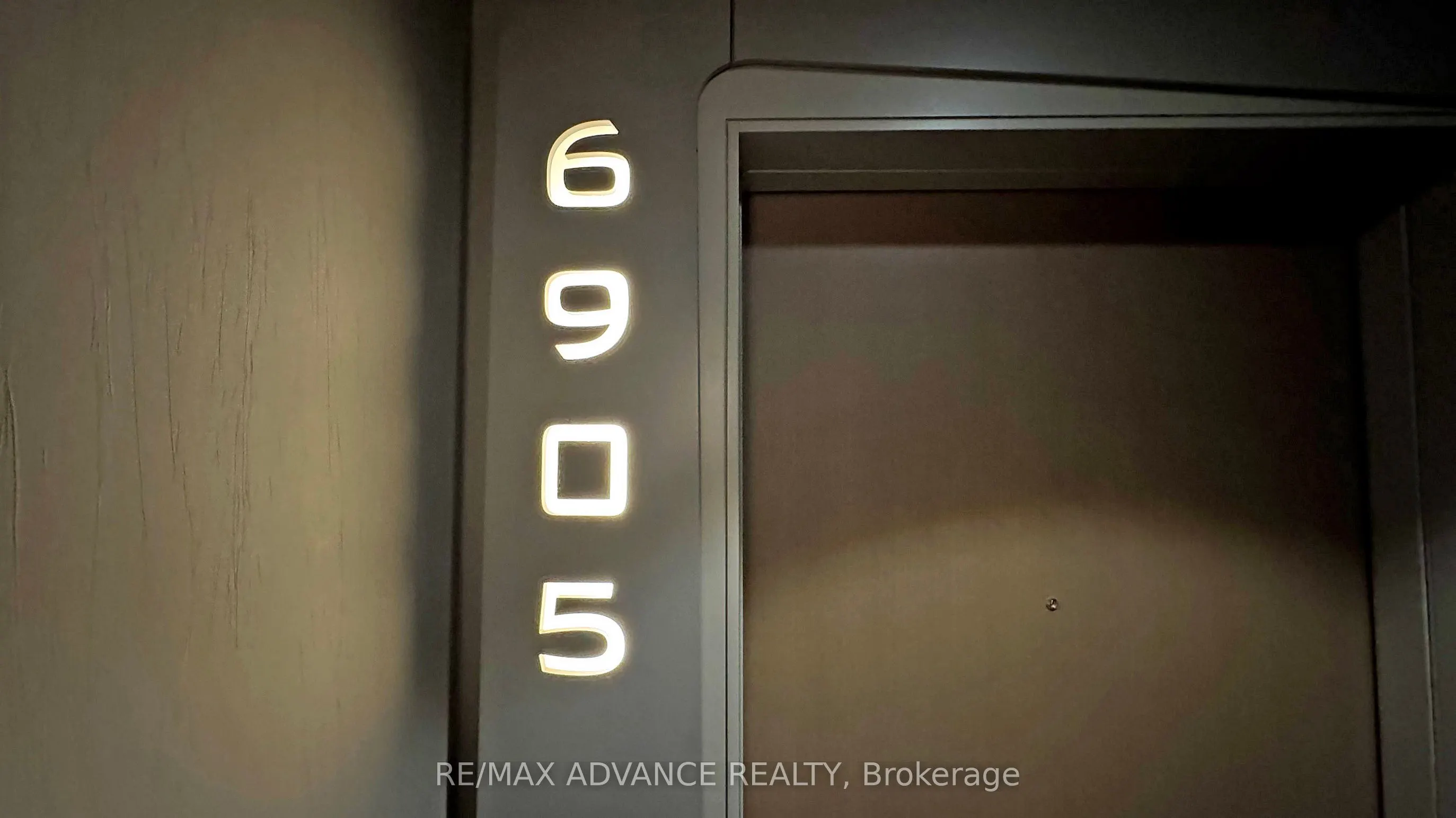 1 Bloor Street E, #6905