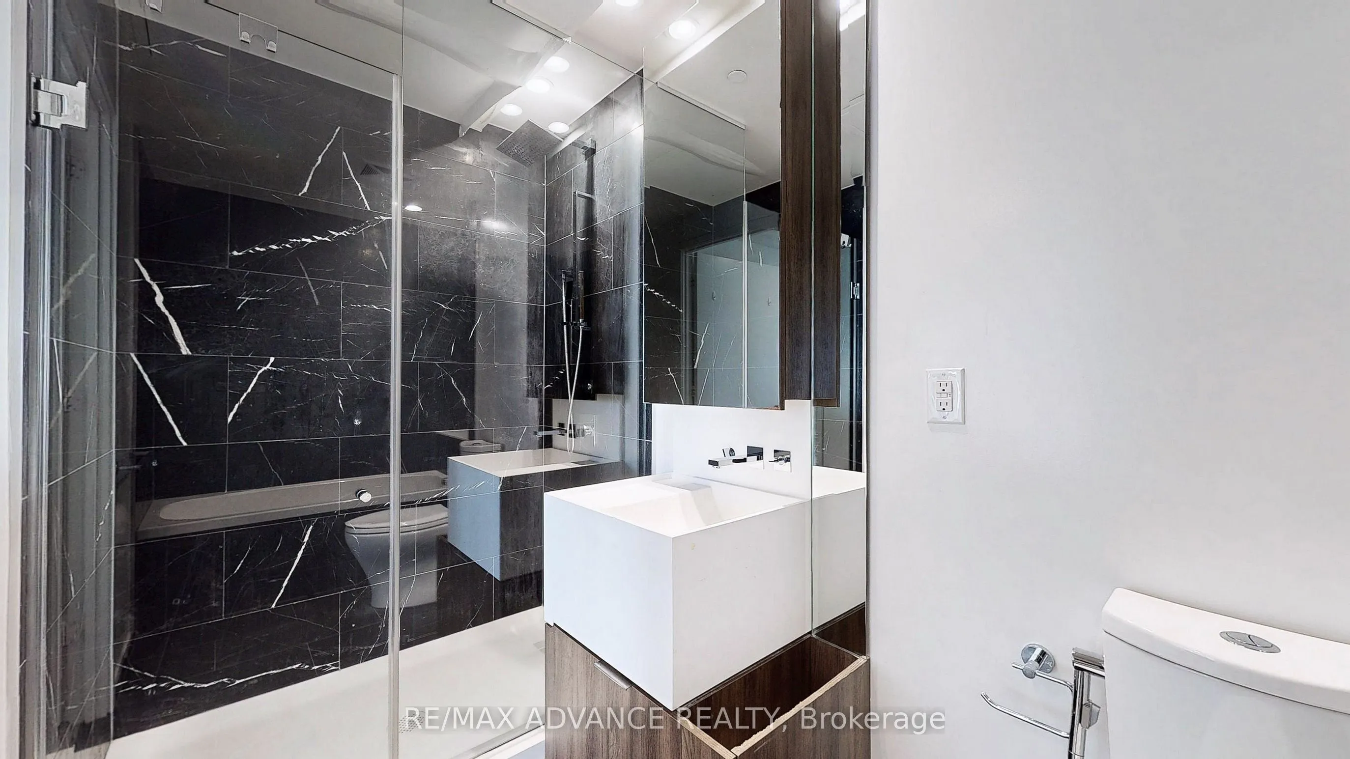 1 Bloor Street E, #6905