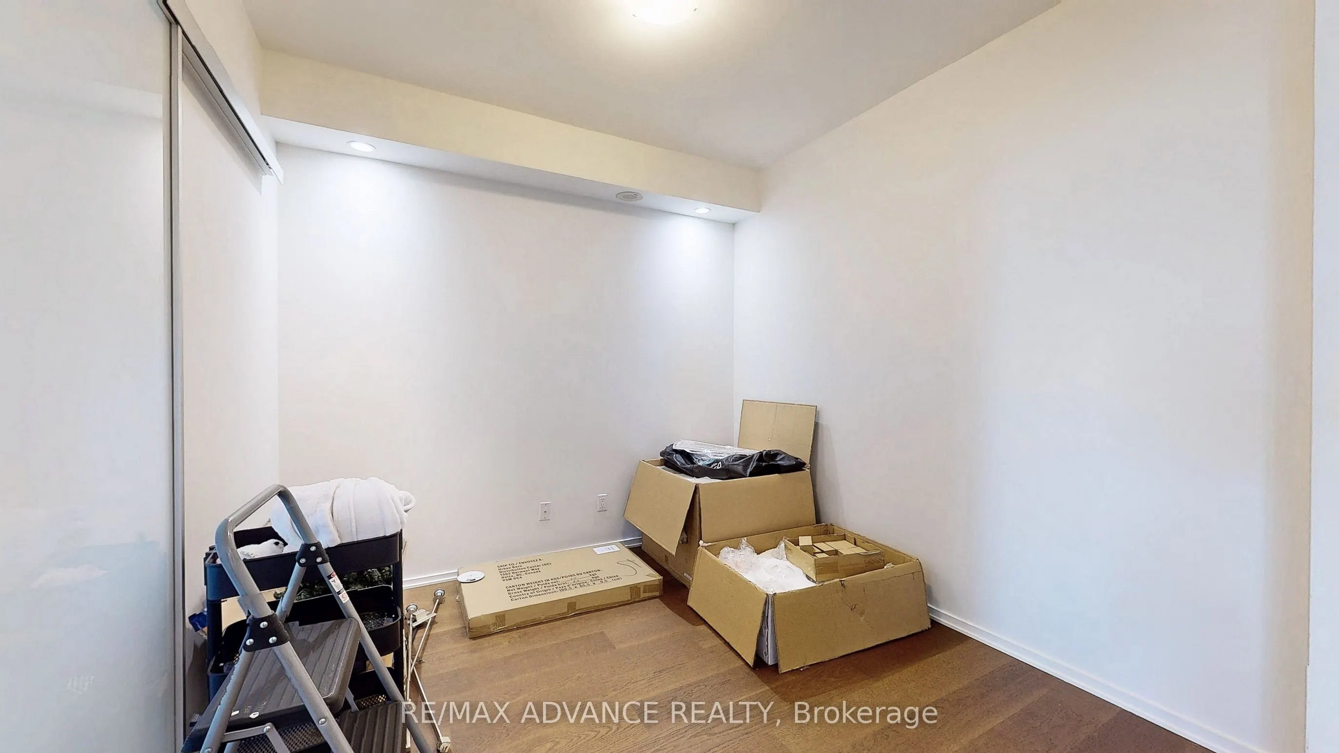 1 Bloor Street E, #6905